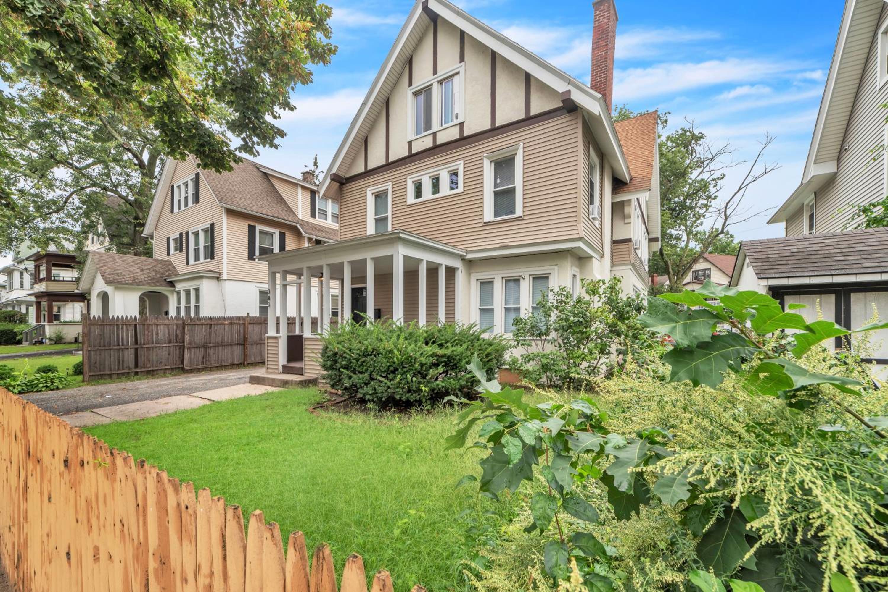 Beautiful 4BR 2 Bathroom House with Parking view 3