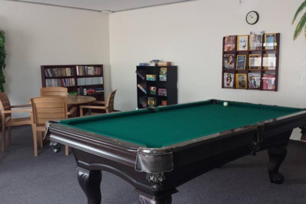 Sand Pebbles Resort - 1 Bedroom Condo in Great Location Right by the Beaches and Attractions view 3