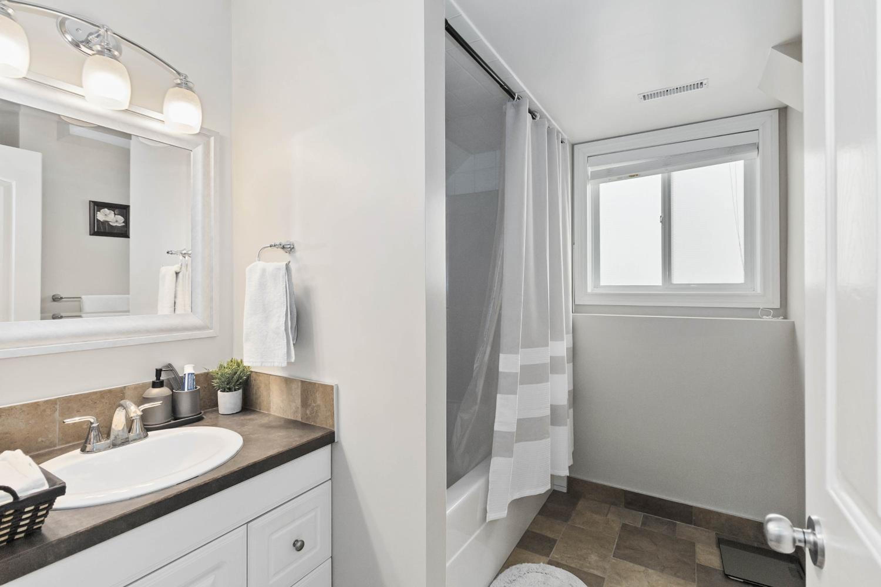 Cozy Walkout suite with King bed, Kitchen, Parking & Patio