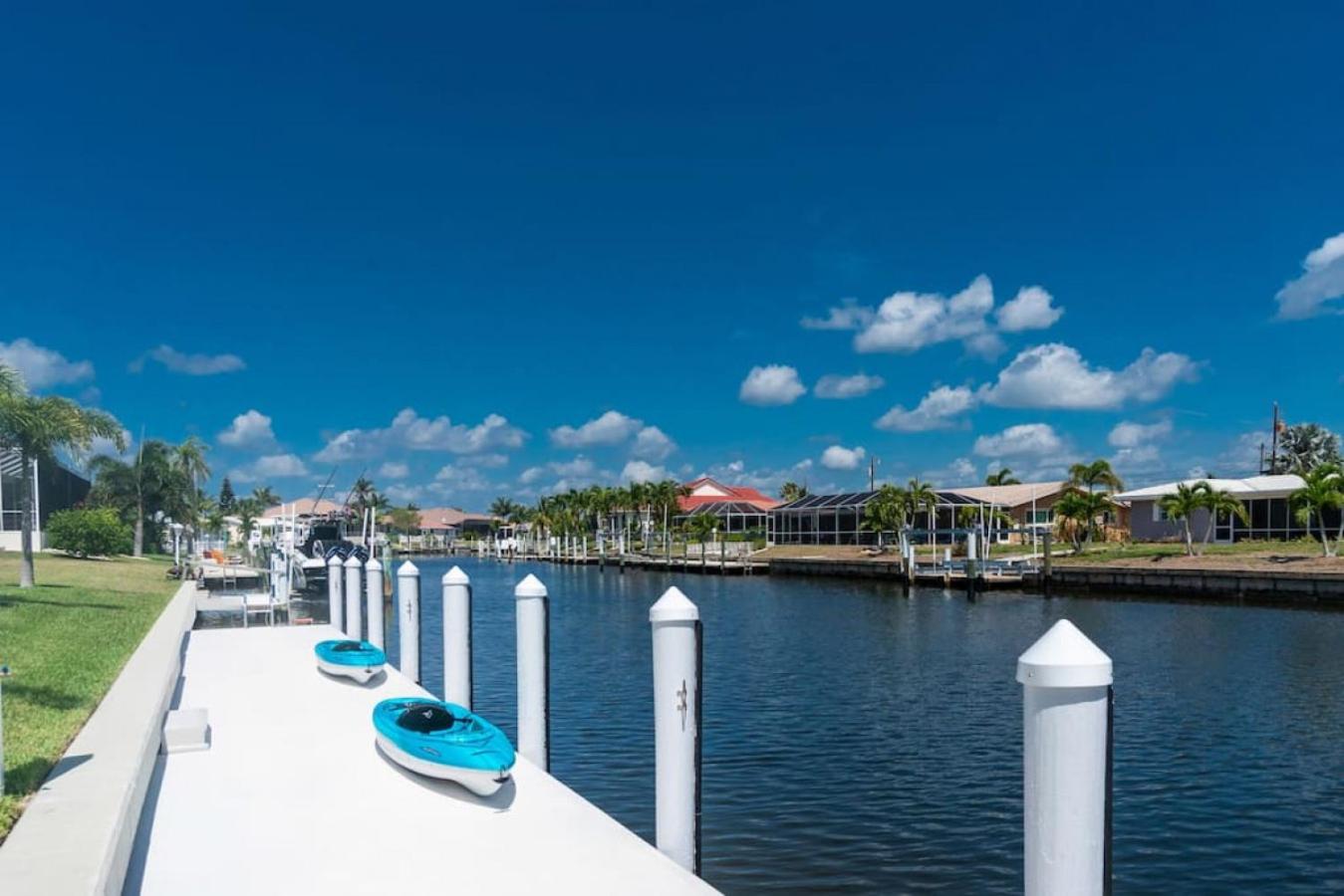 Villa Capri-Waterfront- Free Amenities-Heated Pool-Beach and Fishing Gear