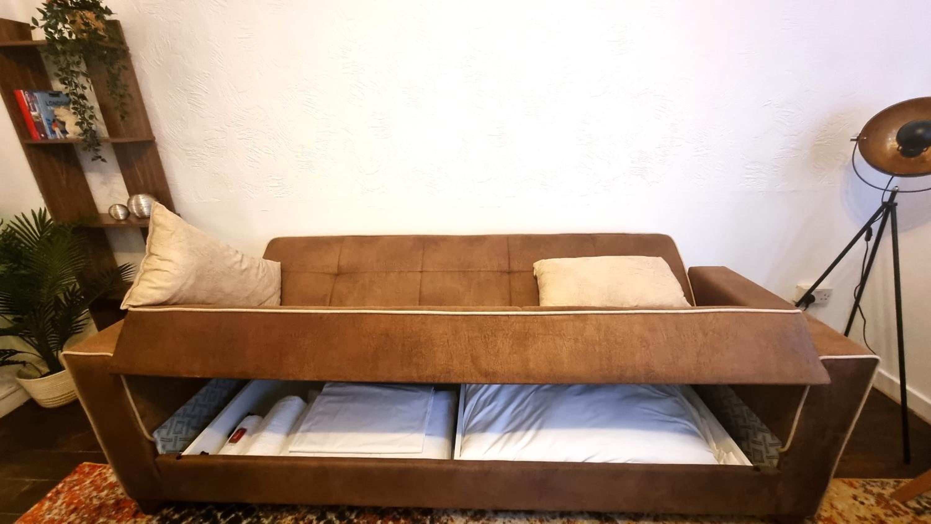 3 bed flat O2 arena Dyson house