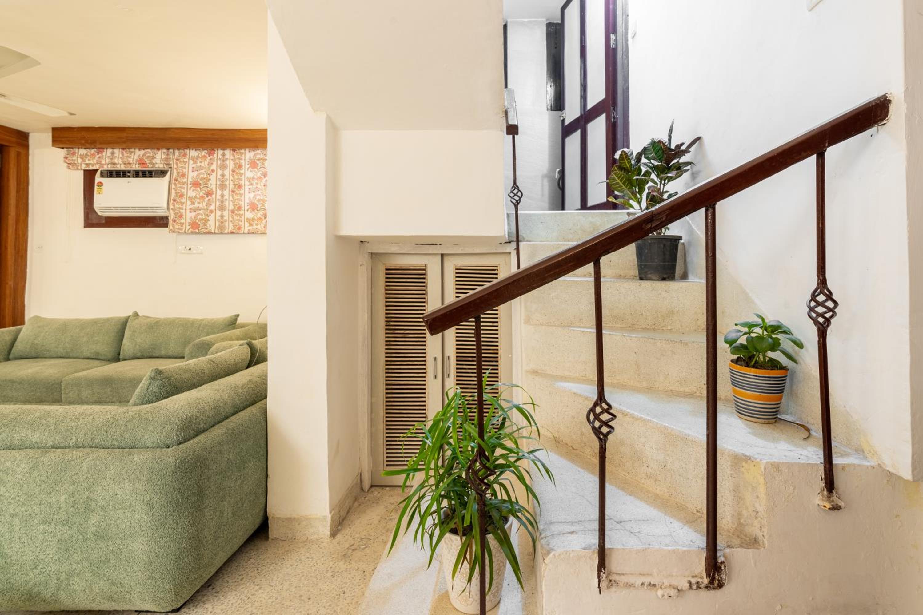 Homlee-Excellency Large 4BHK-South Delhi- NFC view 2