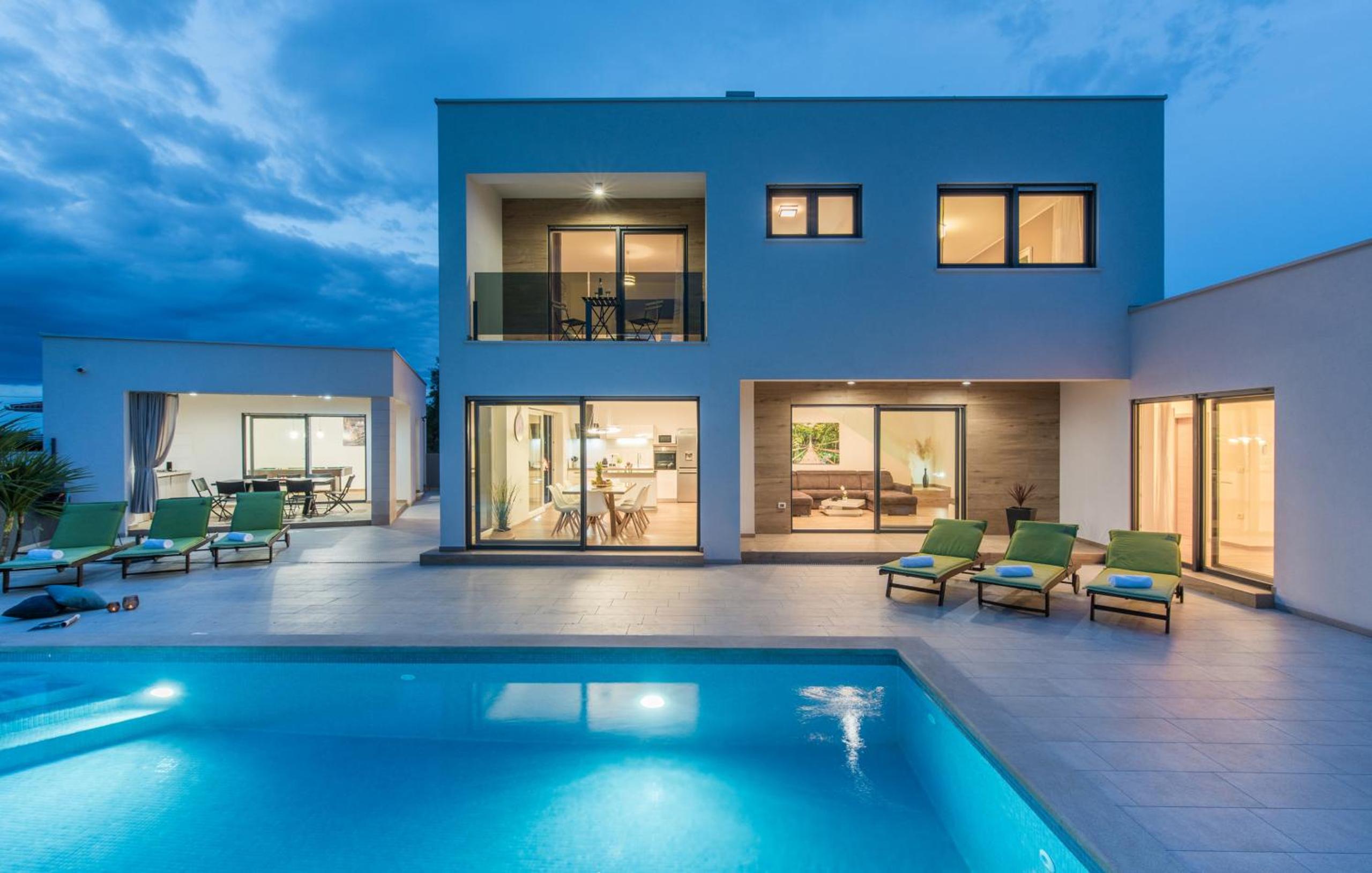 Hotel Modern Villa OL&JU for 9 persons in Pula only 1.5 km from the beach with Pool Heating - Image 1