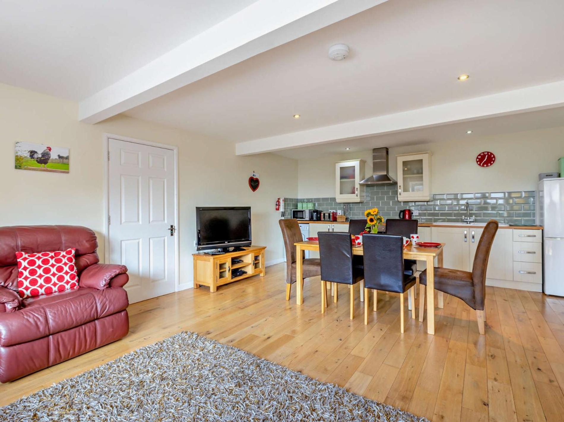 3 Bed in Yeovil oc-htorv view 4