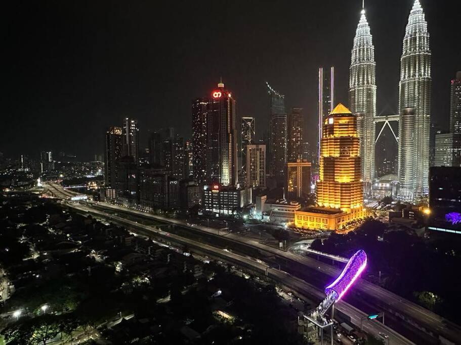KLCC view 3r2b 10min walking klcc, lrt, local food