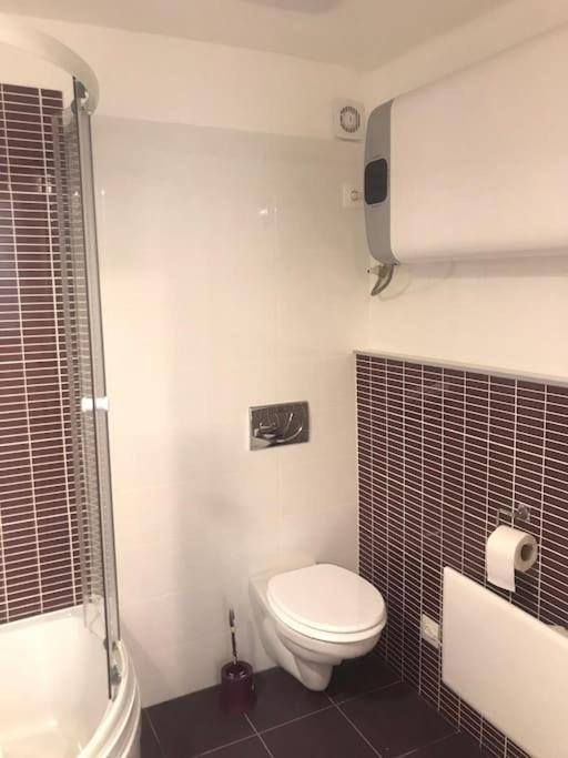Stylish Apartment in Central Budapest - Perfect for Couples, Groups and Sightseers view 2