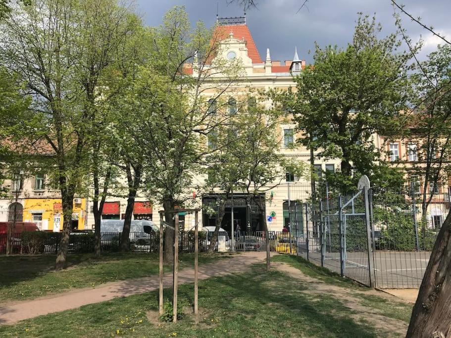 Stylish Apartment in Central Budapest - Perfect for Couples, Groups and Sightseers view 3