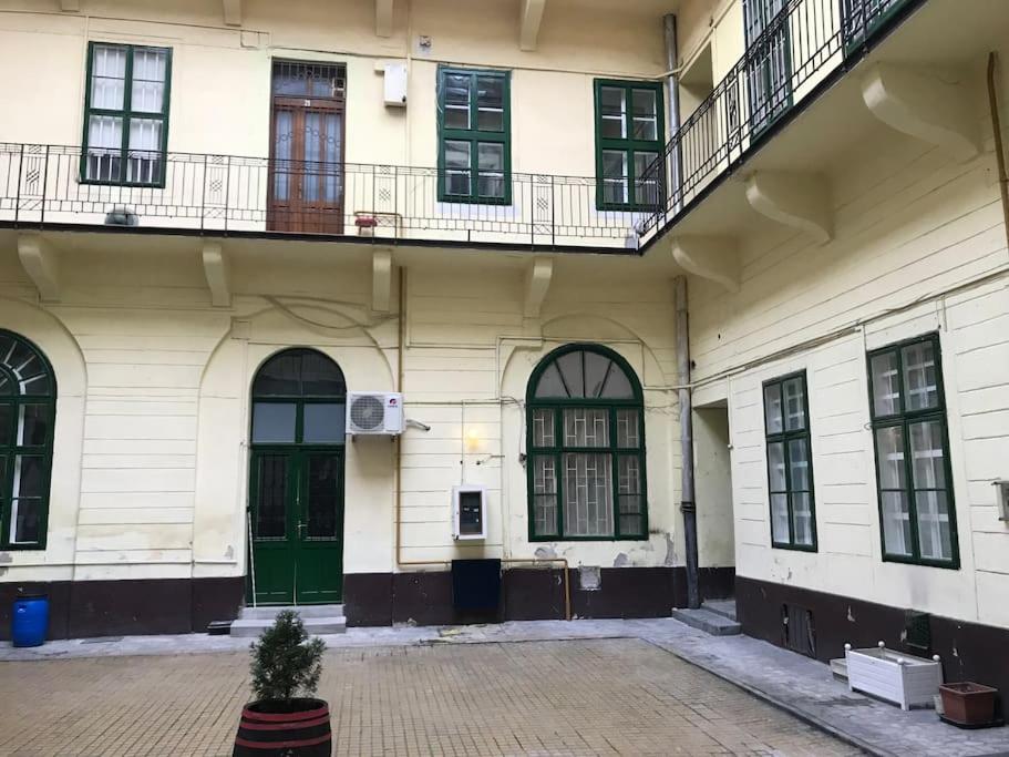 Stylish Apartment in Central Budapest - Perfect for Couples, Groups and Sightseers view 5