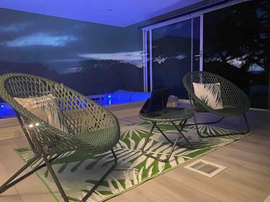 Modern Oasis: 4 Bed Retreat view 4
