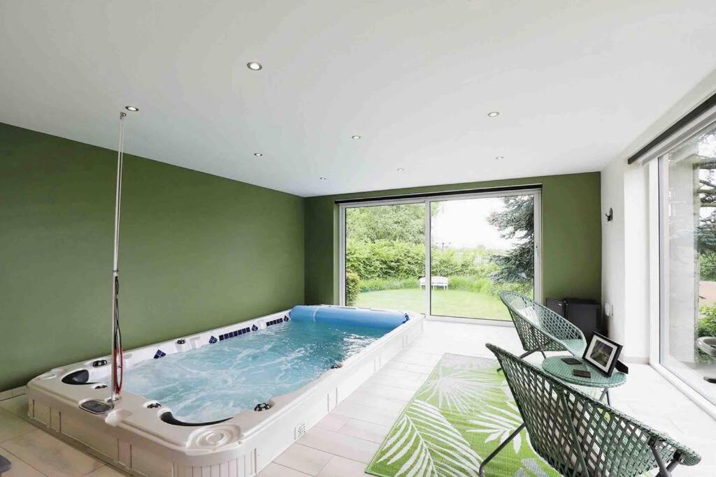 Modern Oasis: 4 Bed Retreat view 3
