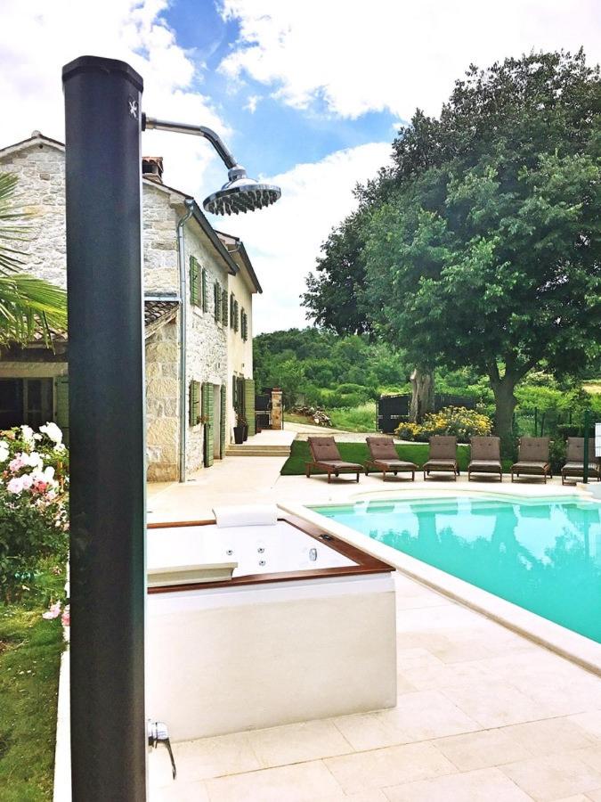 Villa Zvonar near Motovun with large pool and whirlpool view 4