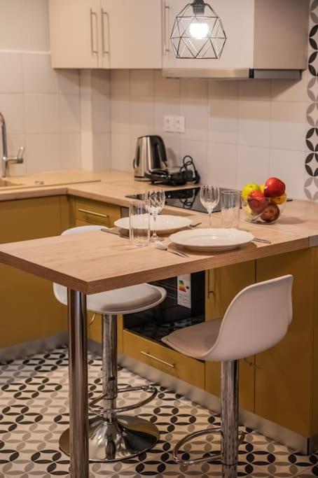 Stylish Studio with Gorgeous Private Yard!