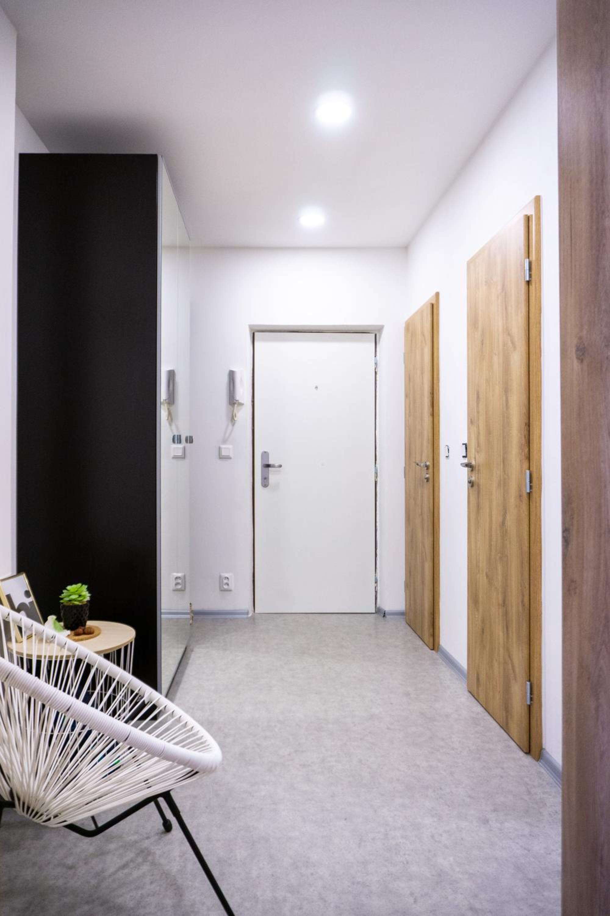Jana's WoW apt, 2BR, Metro next door, near the airport