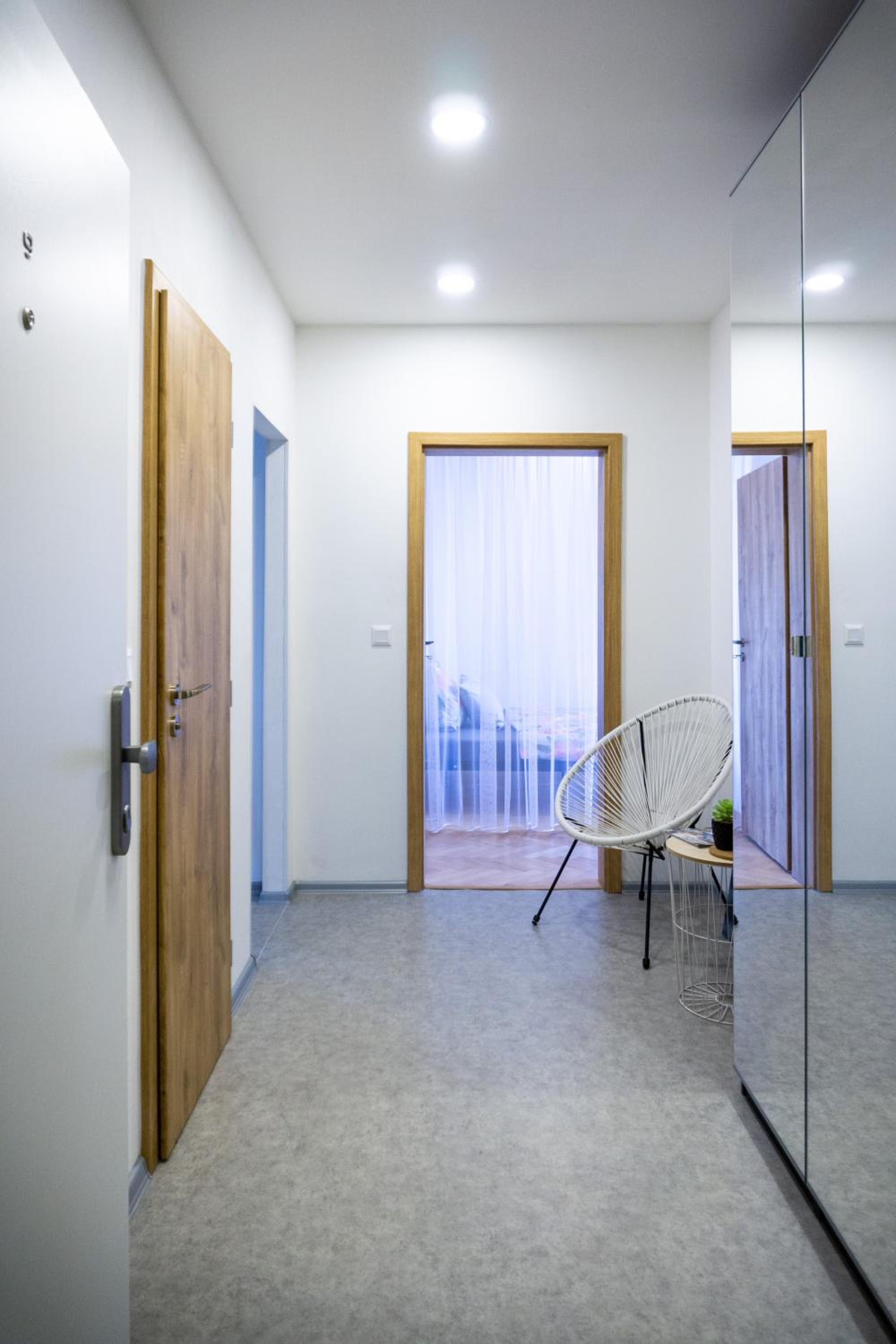 Jana's WoW apt, 2BR, Metro next door, near the airport