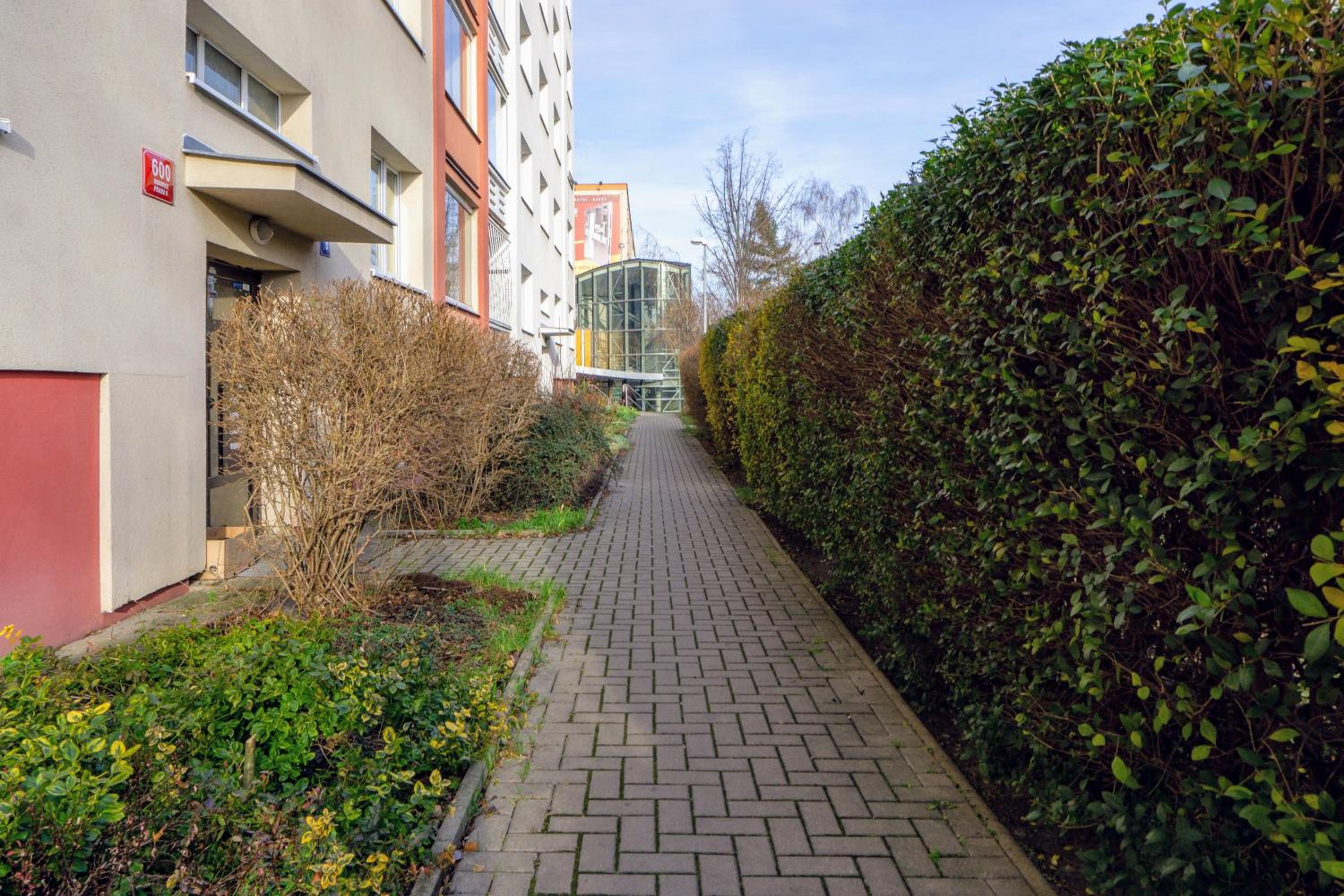 Jana's WoW apt, 2BR, Metro next door, near the airport