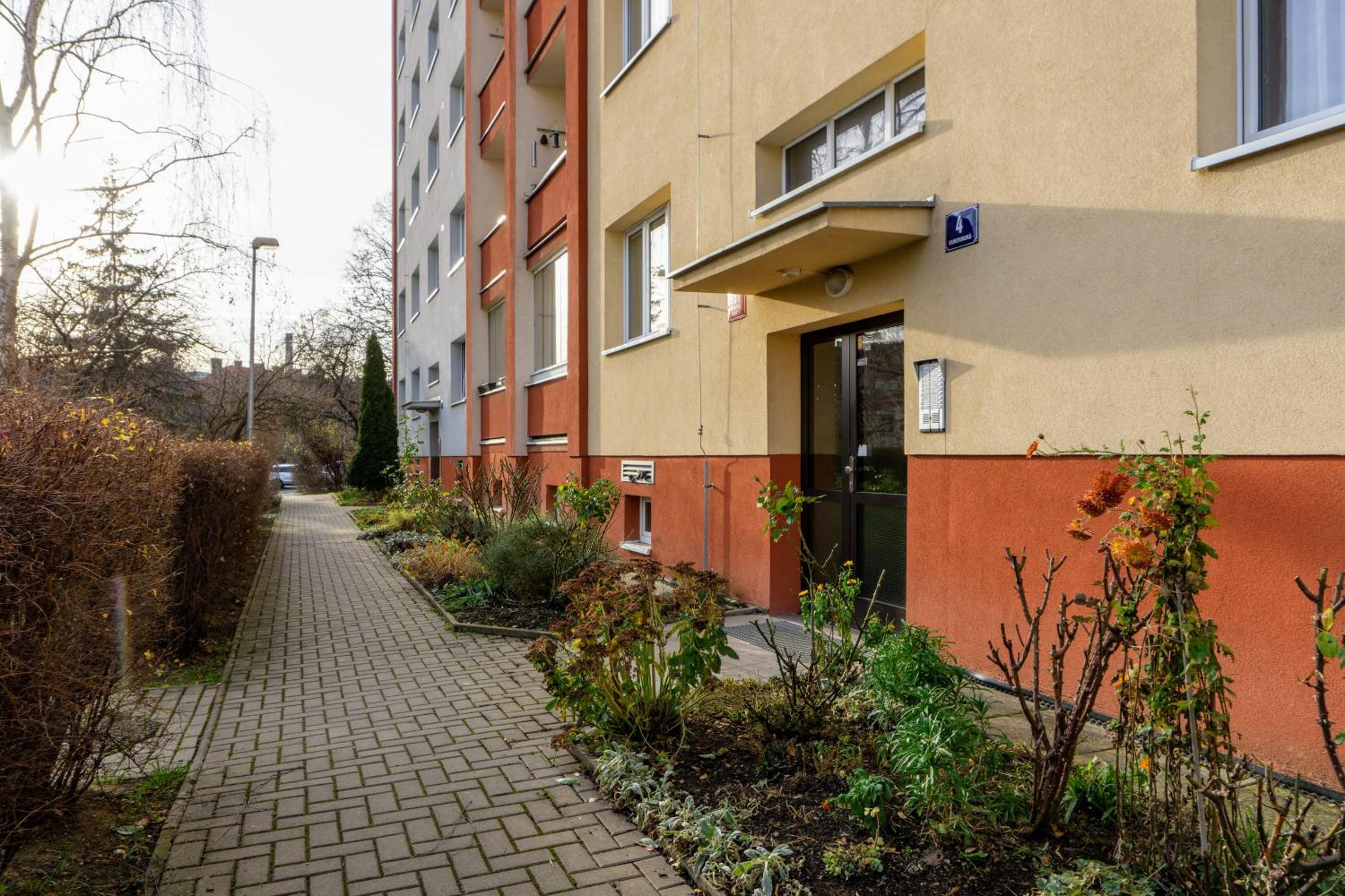 Jana's WoW apt, 2BR, Metro next door, near the airport