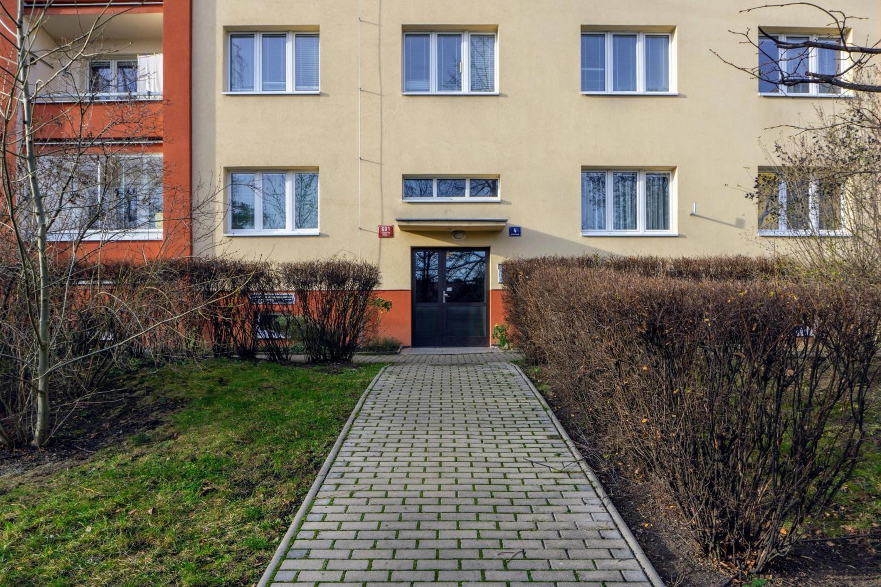 Jana's WoW apt, 2BR, Metro next door, near the airport