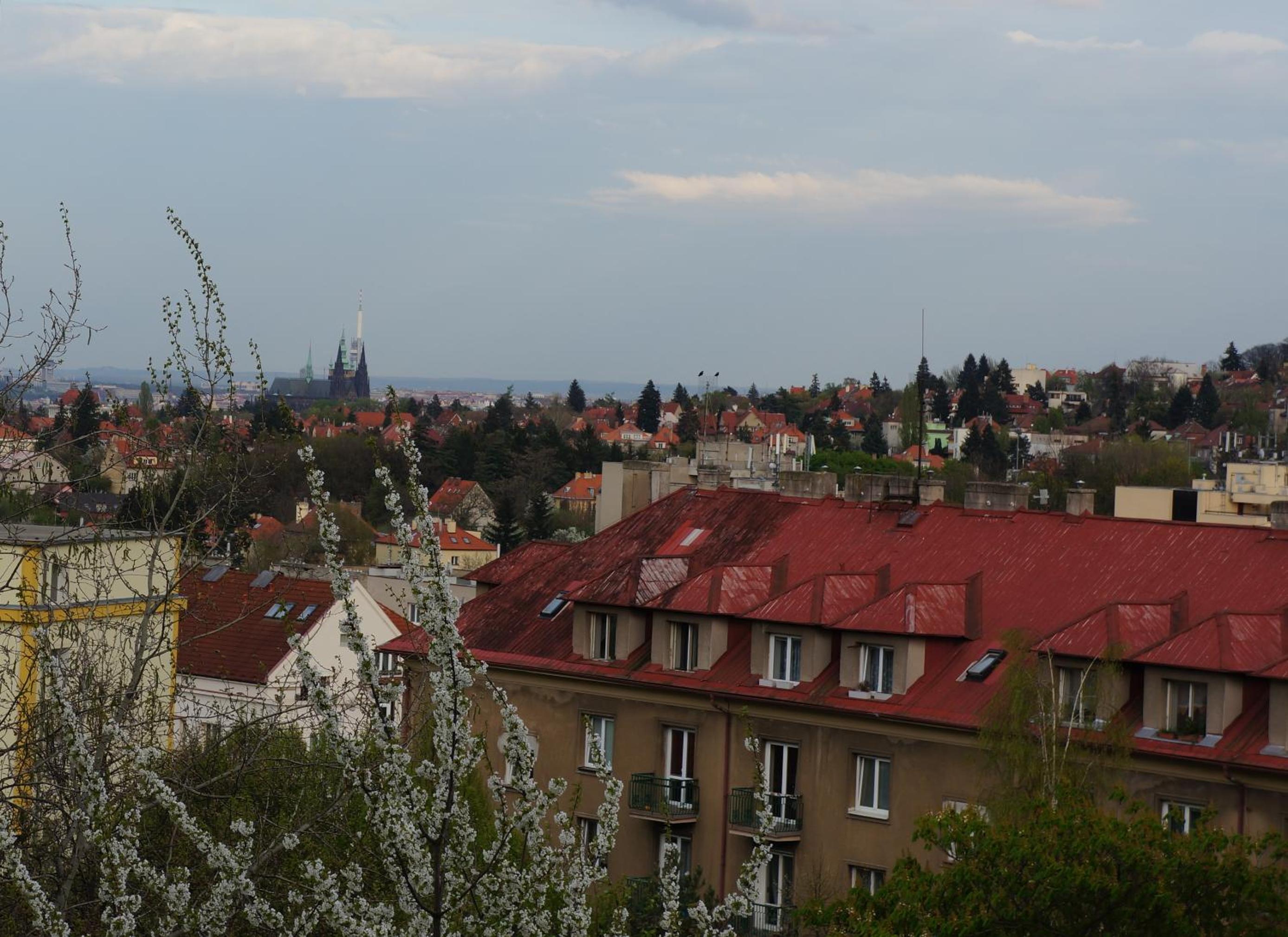 Jana's WoW apt, 2BR, Metro next door, near the airport