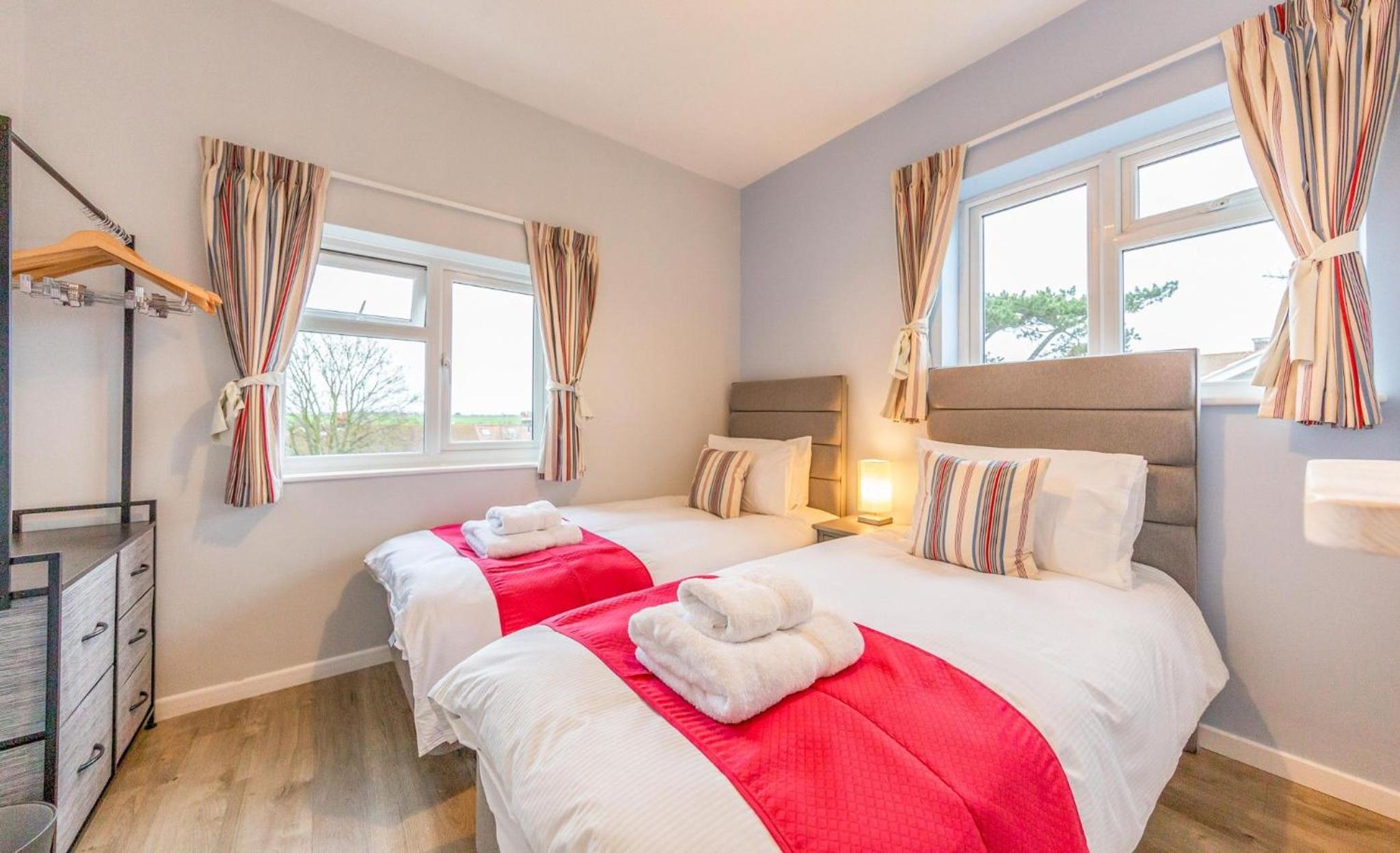 Sully's Cove, stylish apartment near Southwold Pier