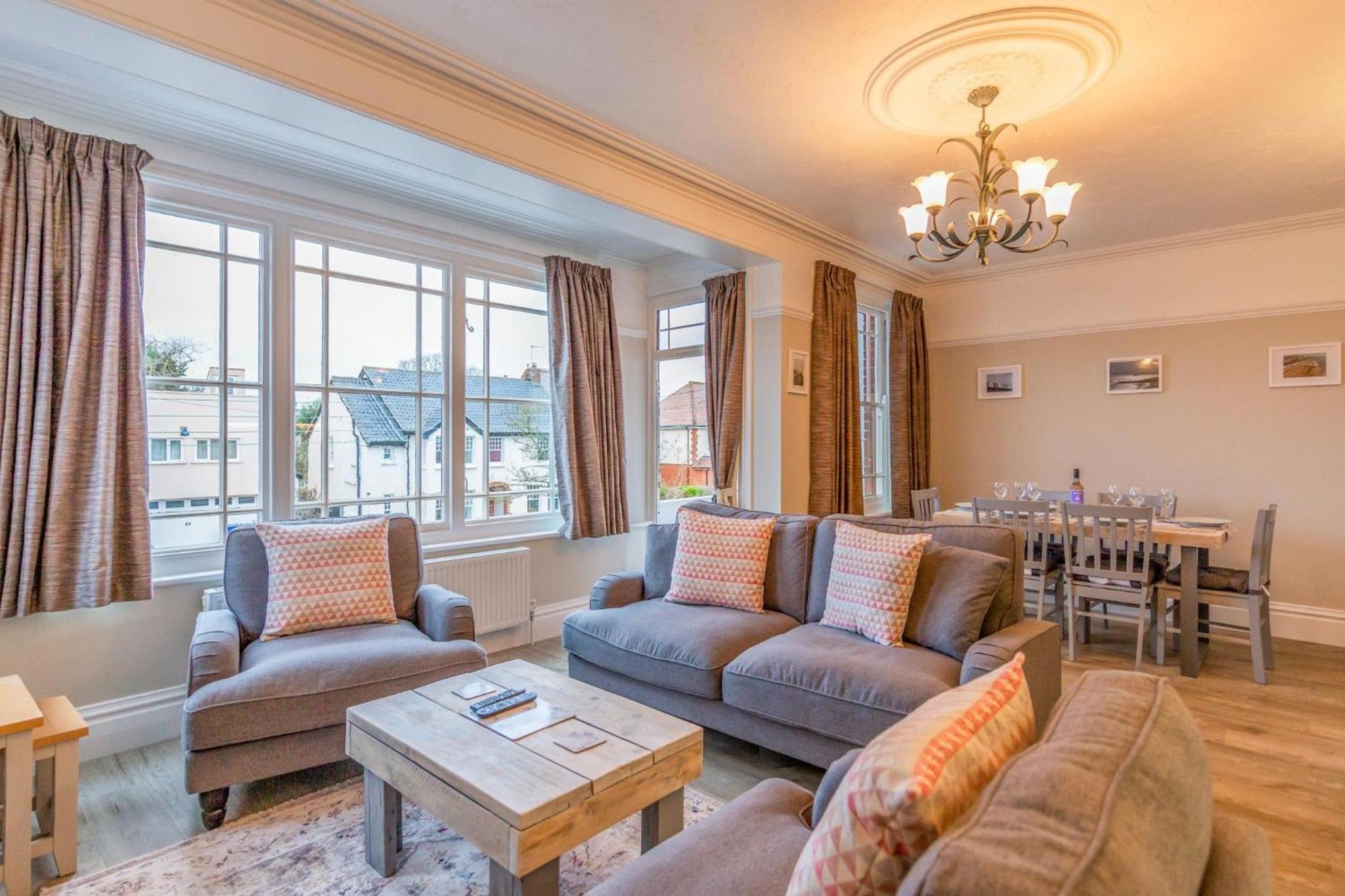 Sully's Cove, stylish apartment near Southwold Pier