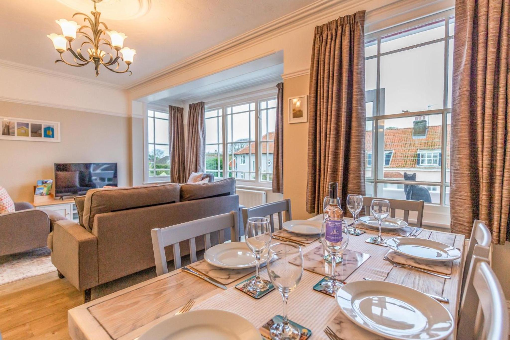 Sully's Cove, stylish apartment near Southwold Pier