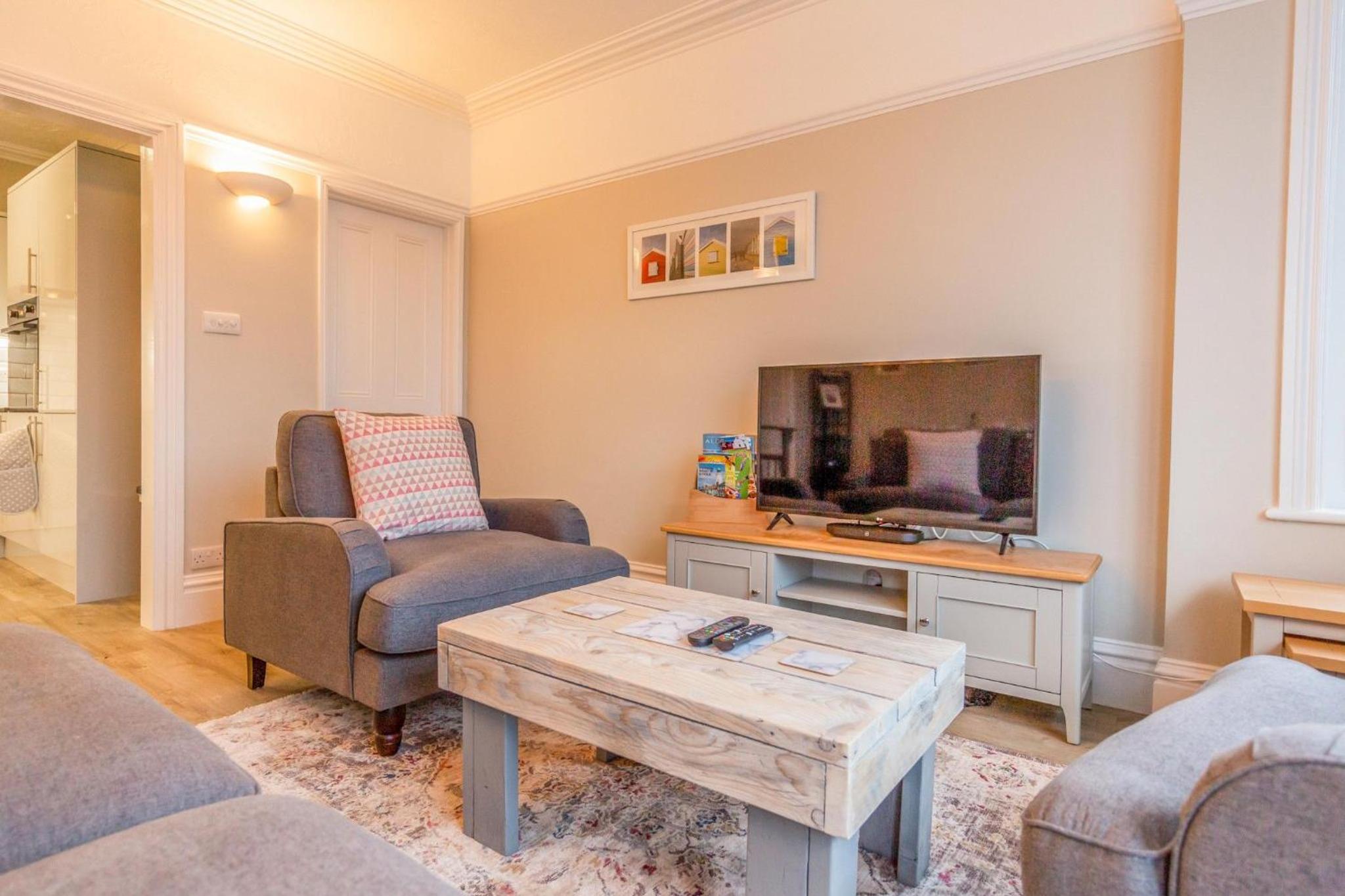 Sully's Cove, stylish apartment near Southwold Pier