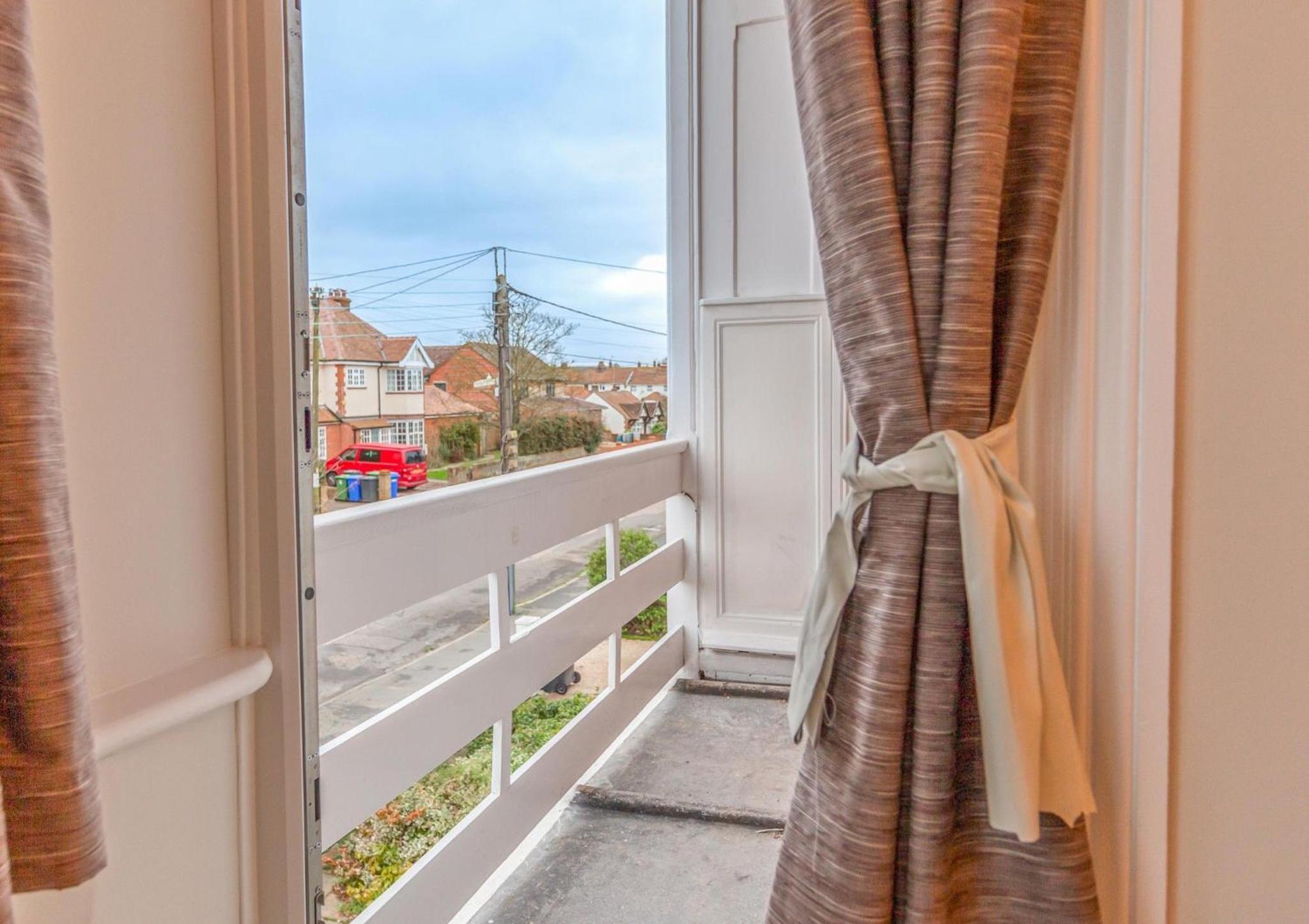 Sully's Cove, stylish apartment near Southwold Pier