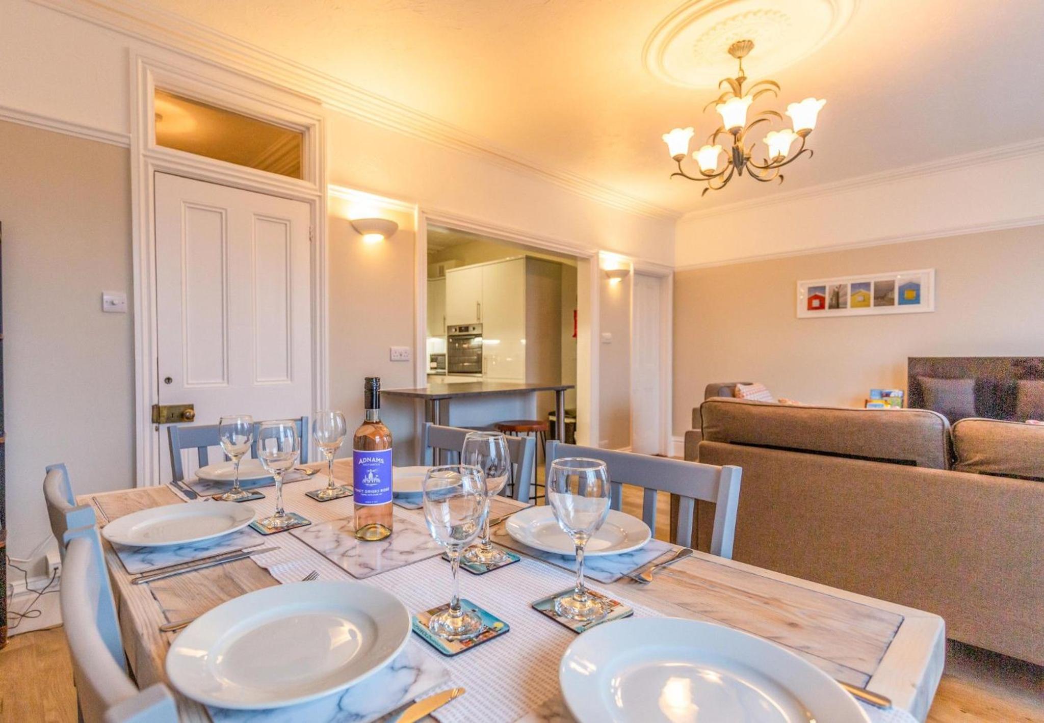 Sully's Cove, stylish apartment near Southwold Pier