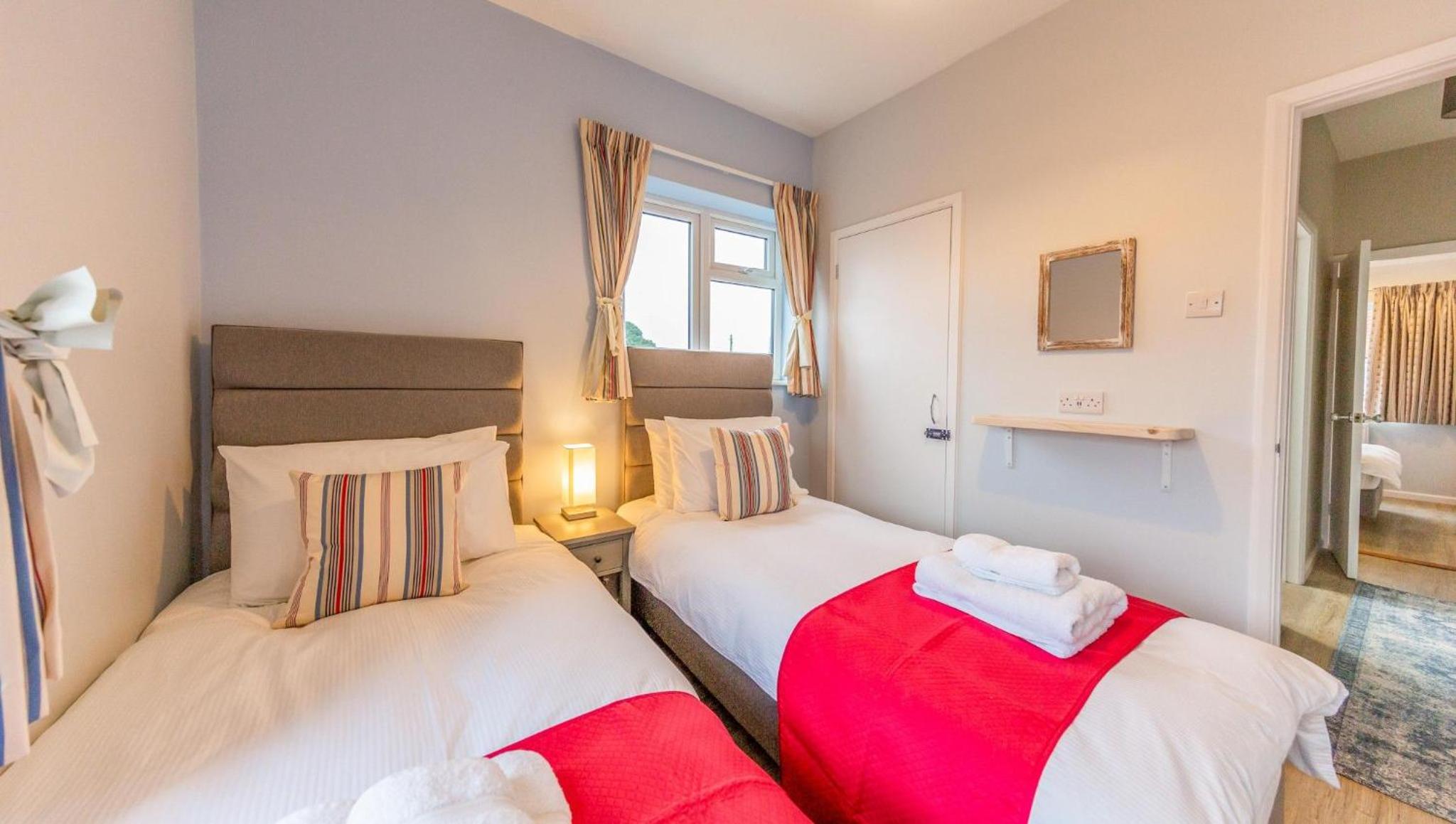 Sully's Cove, stylish apartment near Southwold Pier