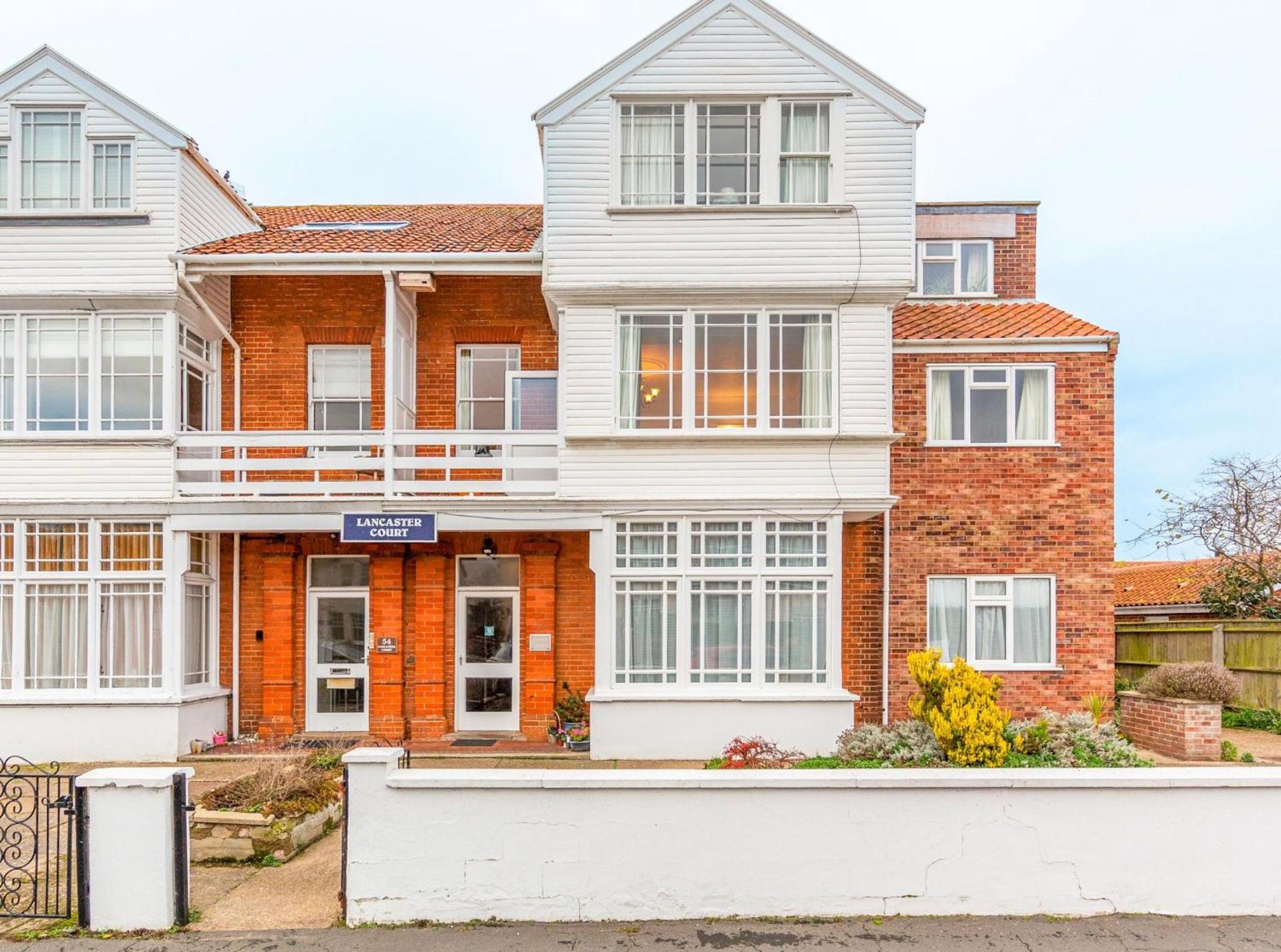 Sully's Cove, stylish apartment near Southwold Pier