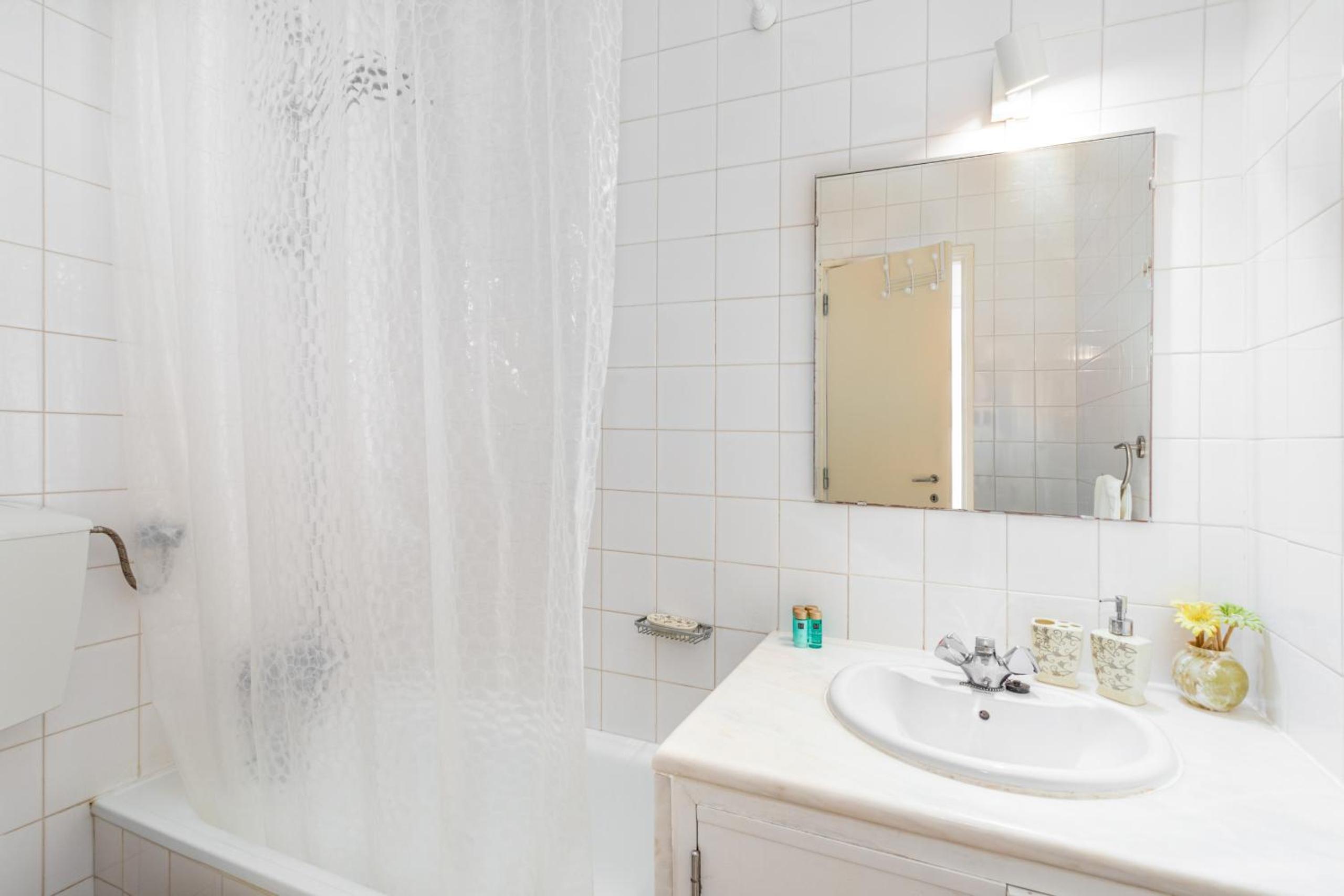 Bright 2BR Apartment with Private Balcony - Albufeira Beach, by Hopstays