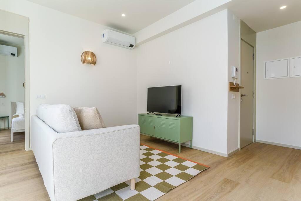 Modern & Bright Faro Mercado Apt 12 by Lisbeyond view 5