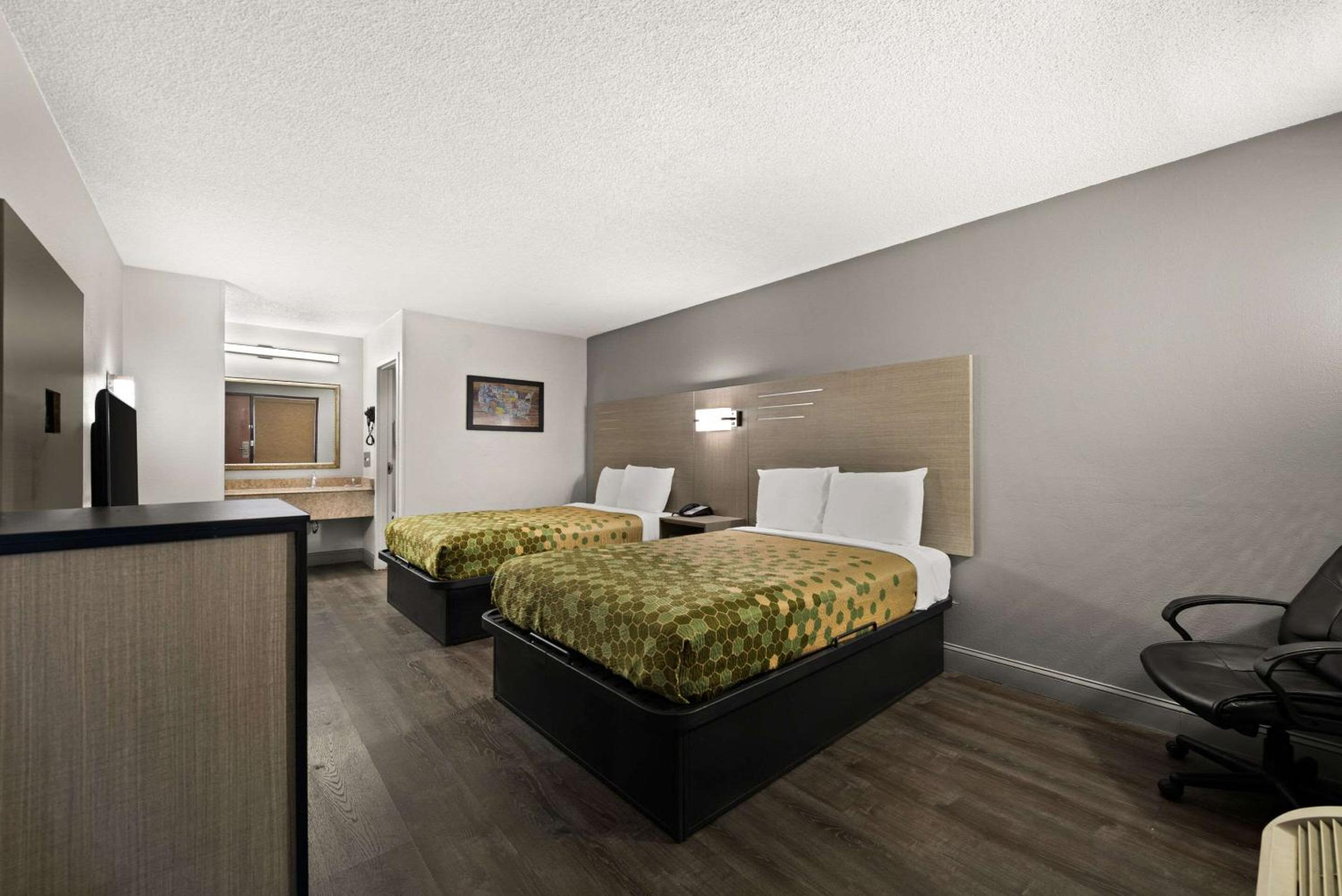 Econo Lodge view 5