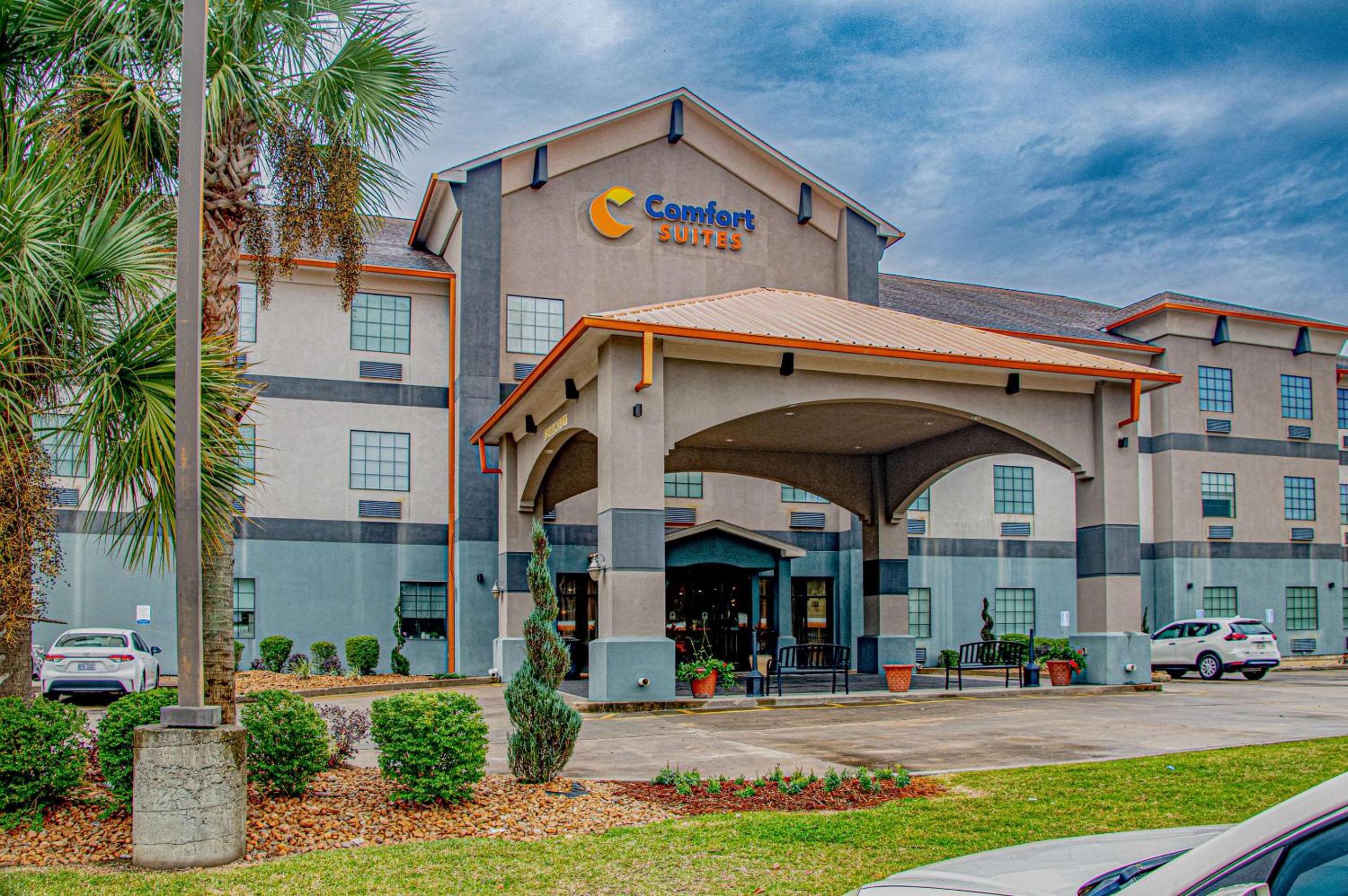 Hotel Comfort Suites Oil Center - Image 1