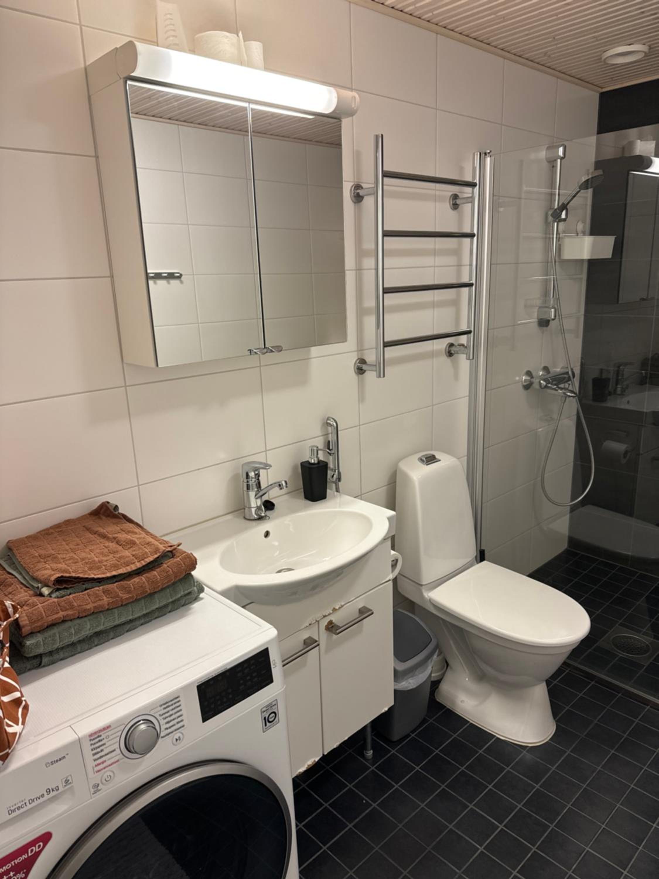 Top floor flat with sauna, A/C & free parking view 5