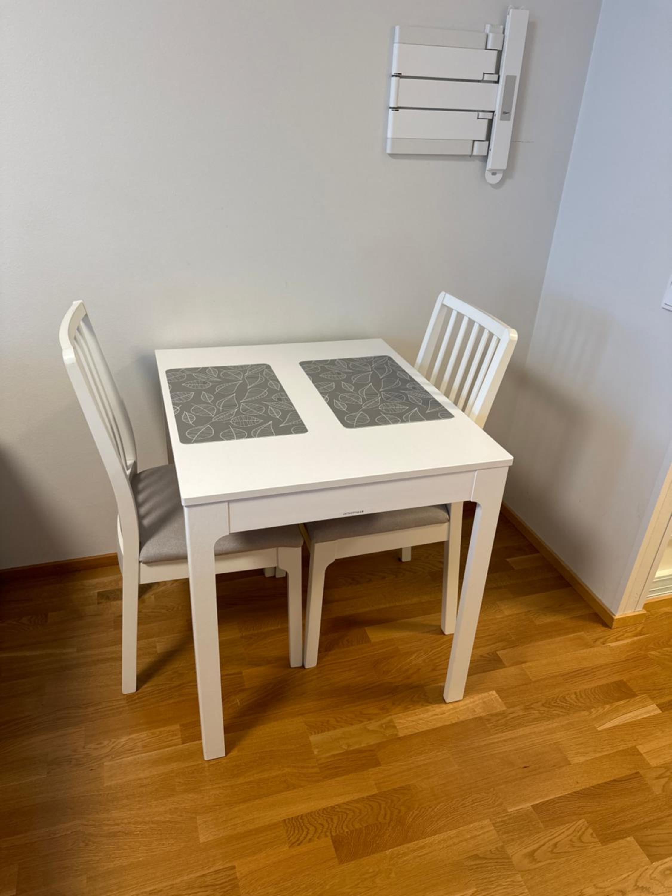 Top floor flat with sauna, A/C & free parking view 3