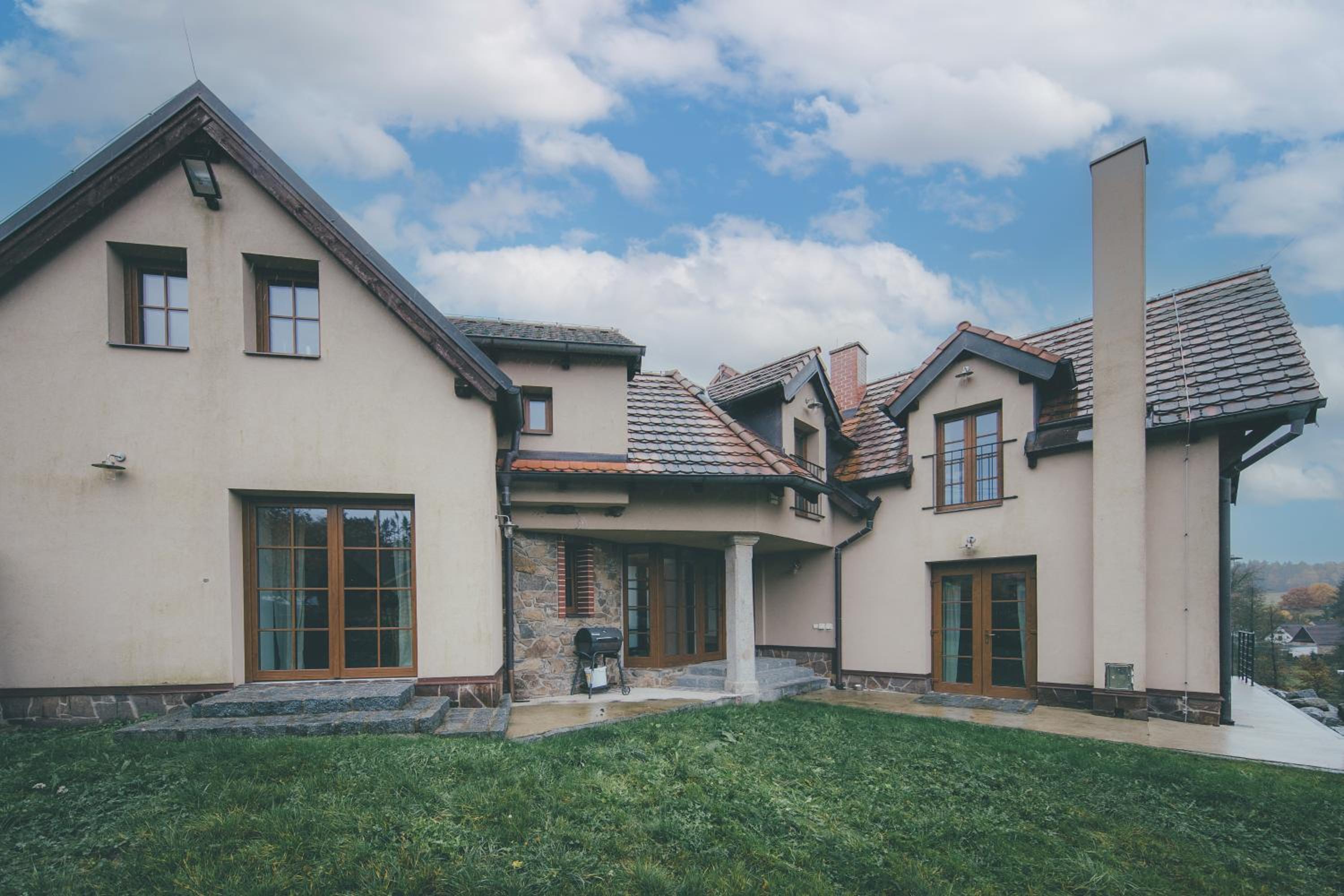 Stylová Lodge s vlastním koupáním & pergolou