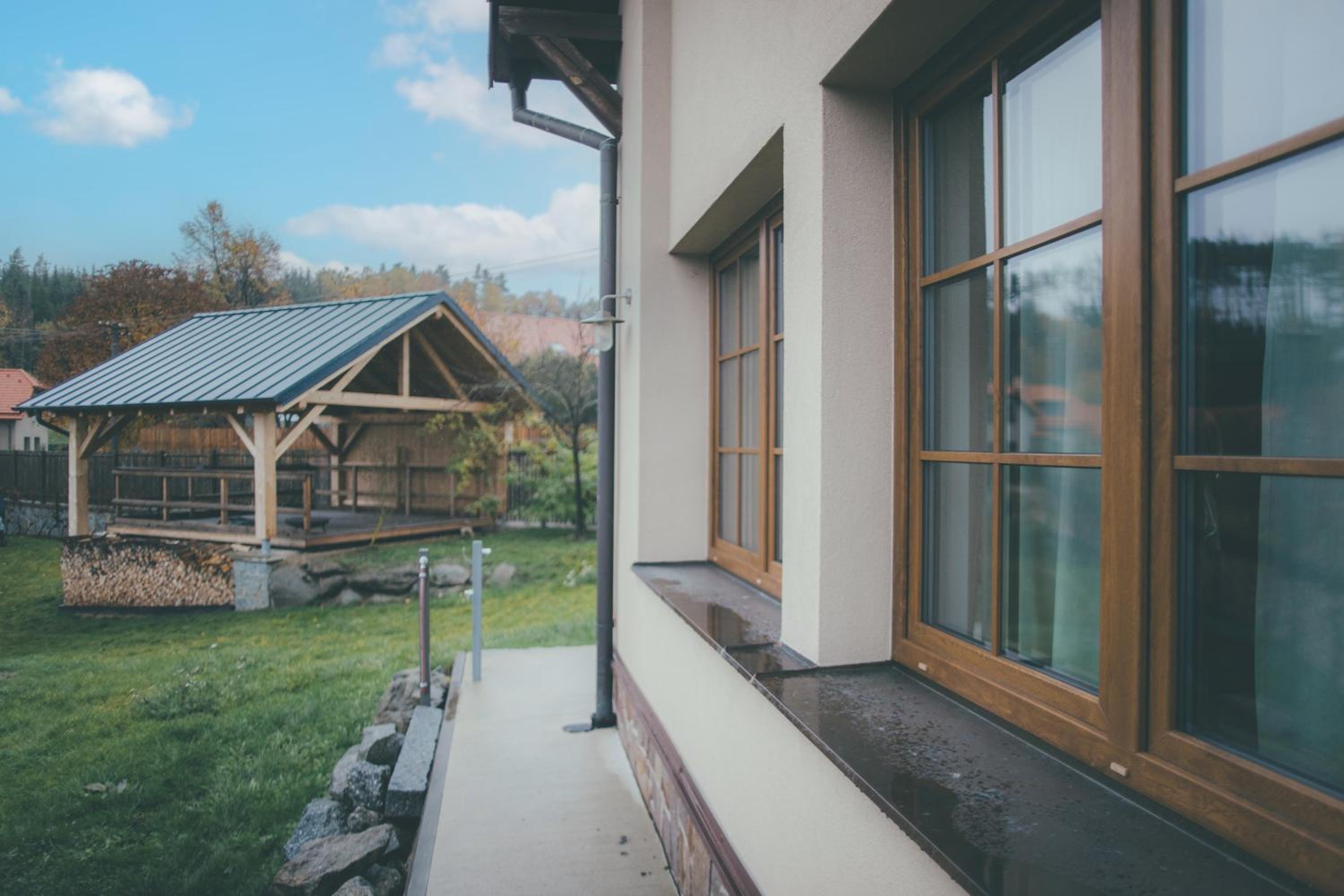 Stylová Lodge s vlastním koupáním & pergolou