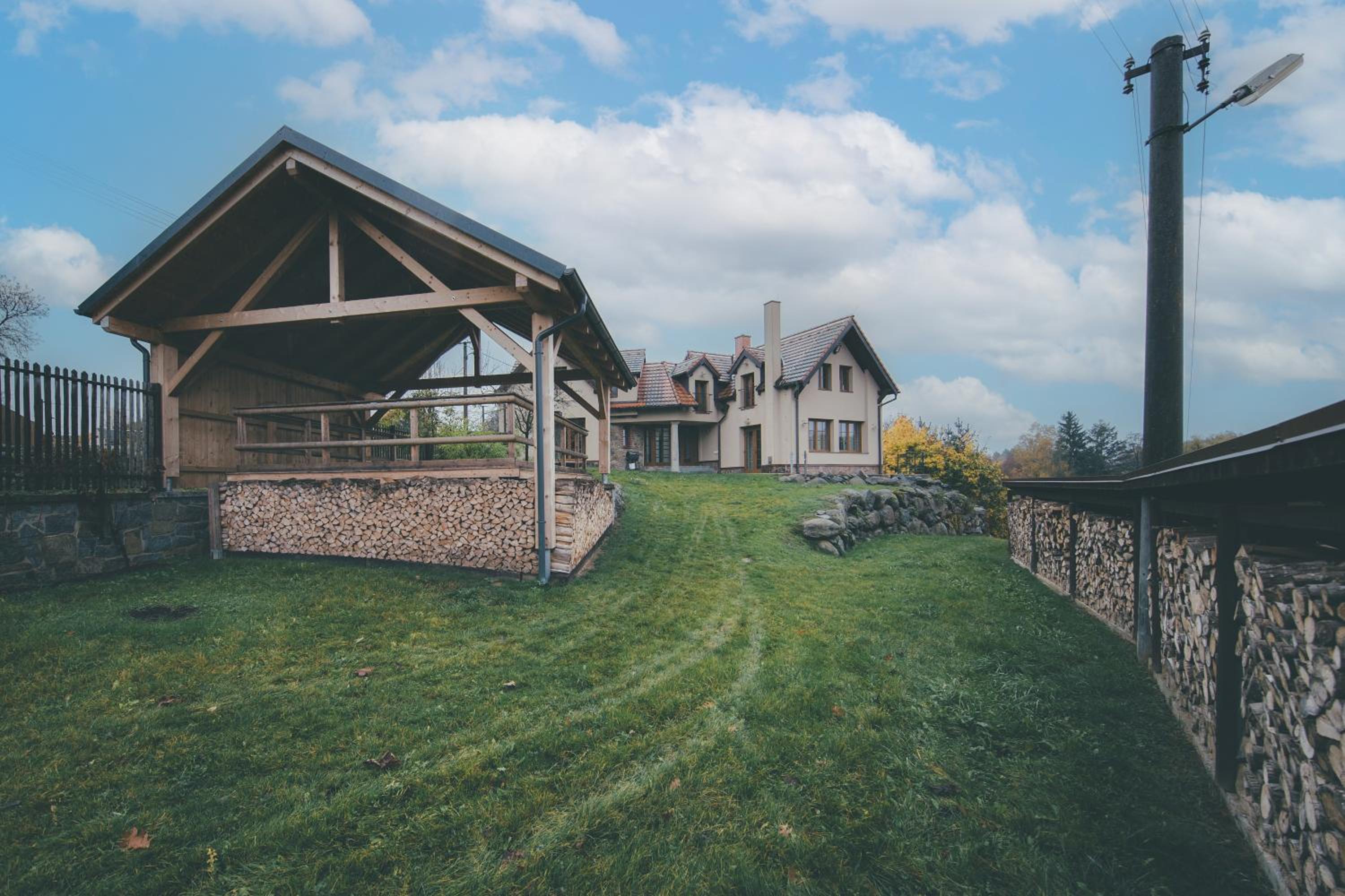 Stylová Lodge s vlastním koupáním & pergolou