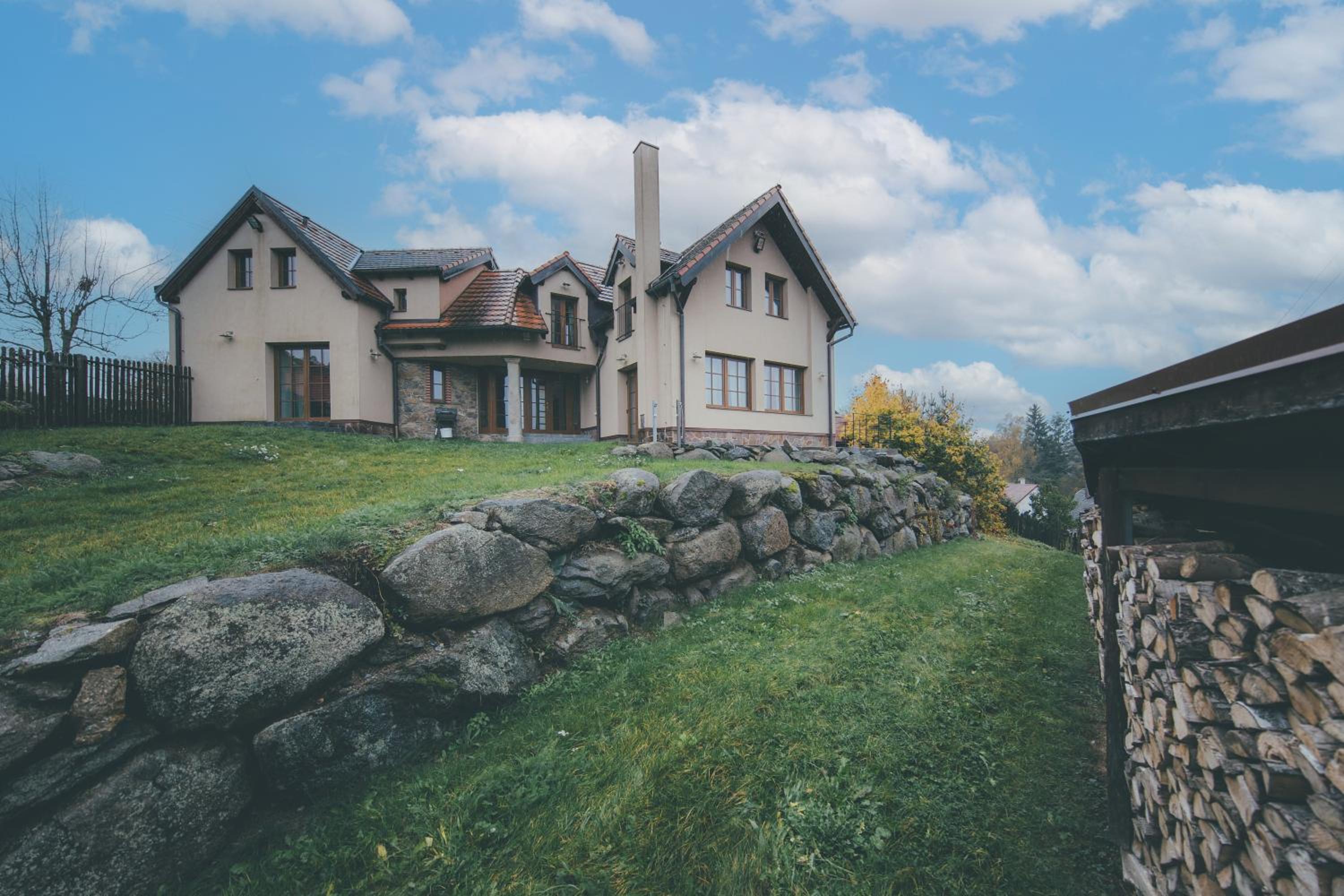 Stylová Lodge s vlastním koupáním & pergolou