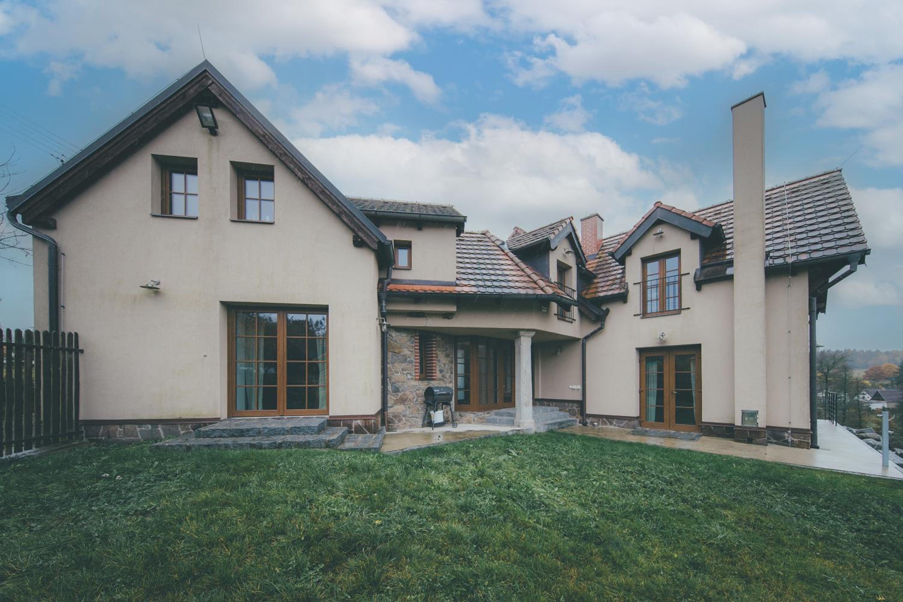 Stylová Lodge s vlastním koupáním & pergolou