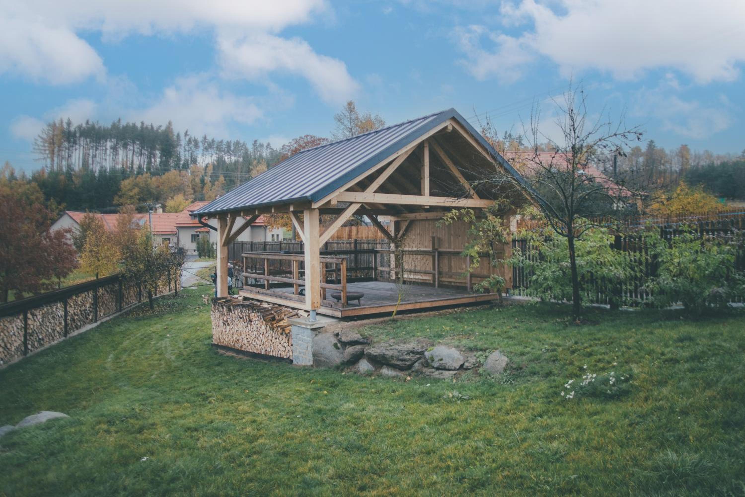 Stylová Lodge s vlastním koupáním & pergolou