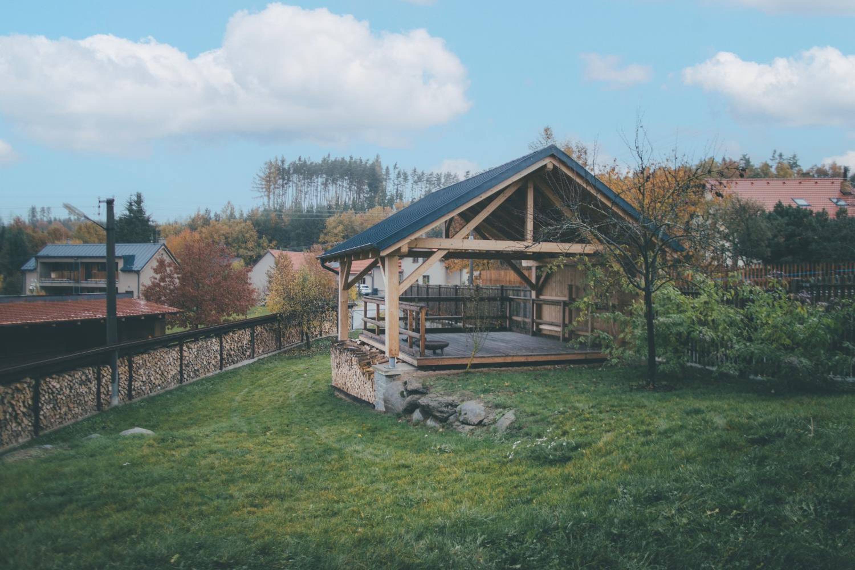 Stylová Lodge s vlastním koupáním & pergolou