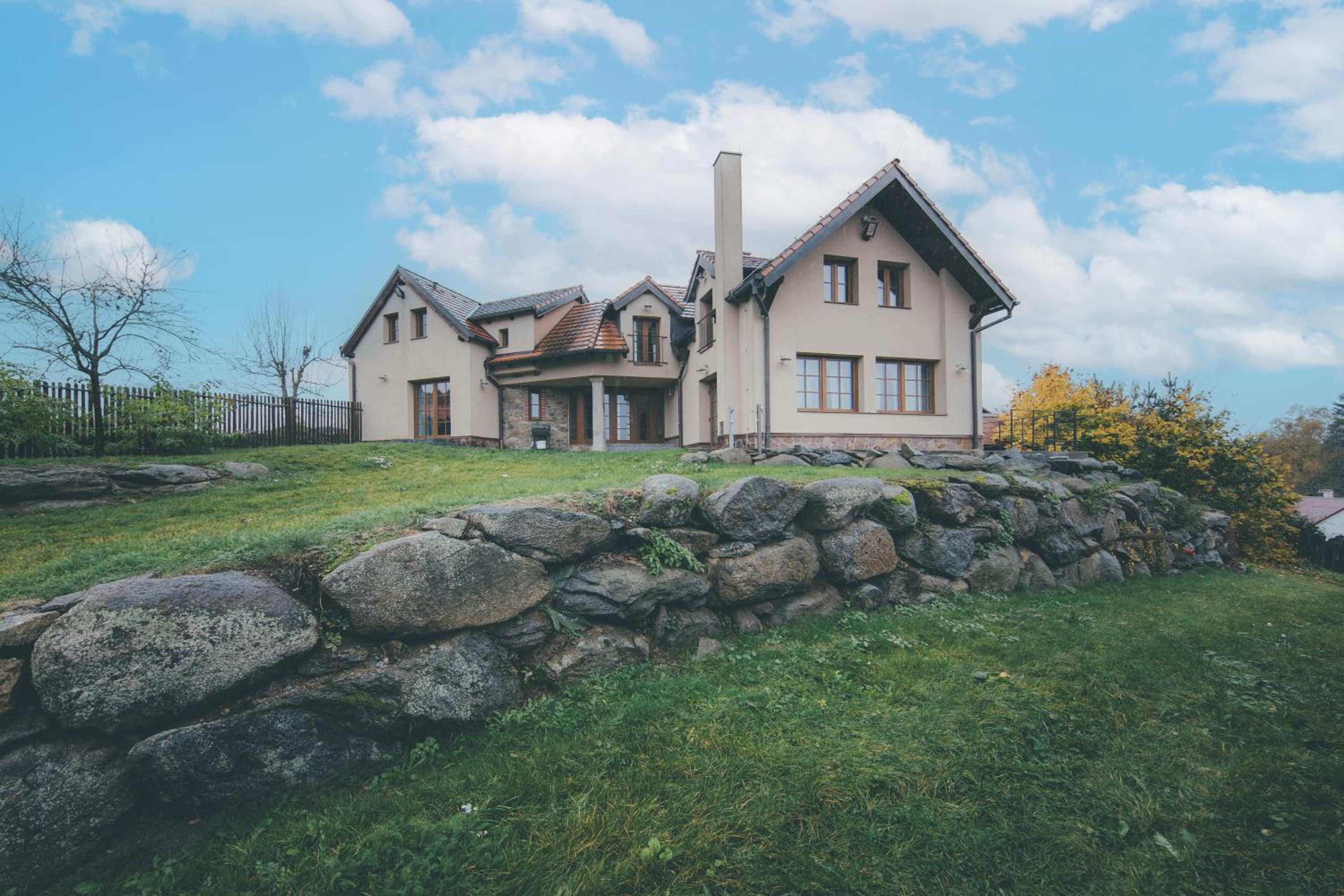 Stylová Lodge s vlastním koupáním & pergolou