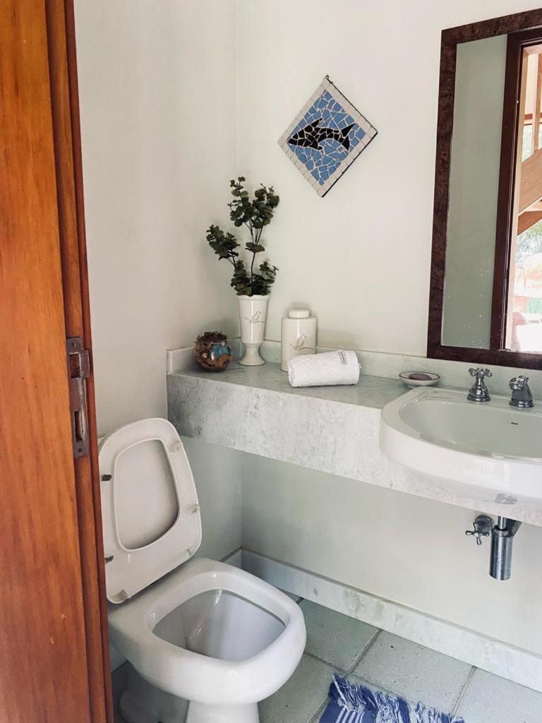 Casa ampla em condomínio fechado com área de lazer completa
