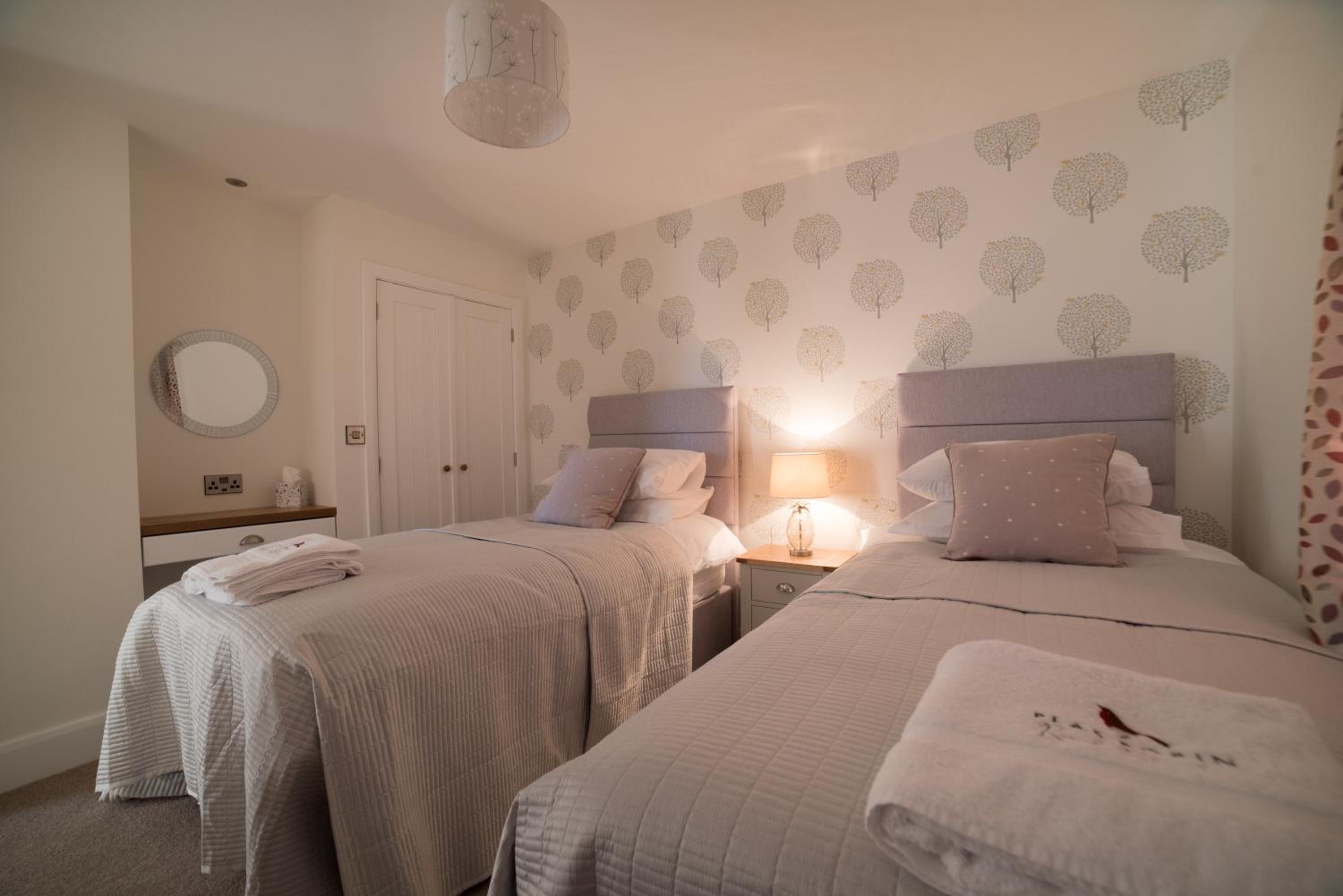 Beautiful cottage in idyllic countryside setting view 3