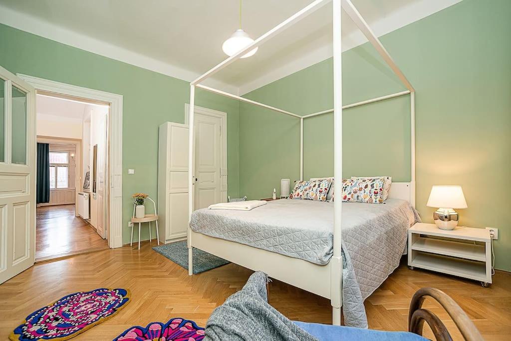 Playful 2-Bedroom Apartment in the Center