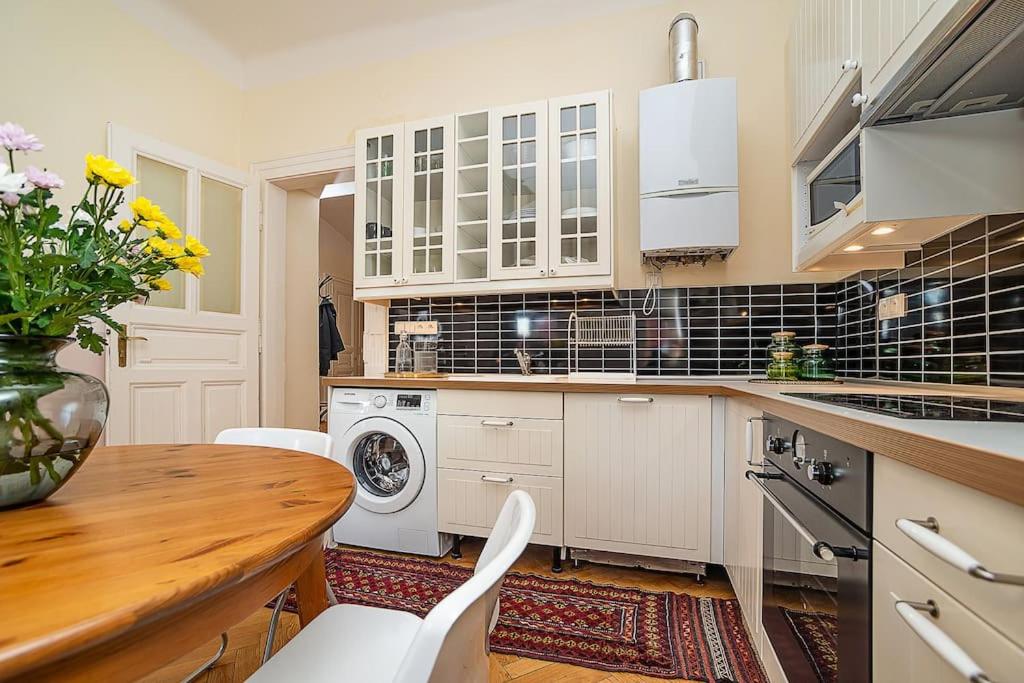 Playful 2-Bedroom Apartment in the Center