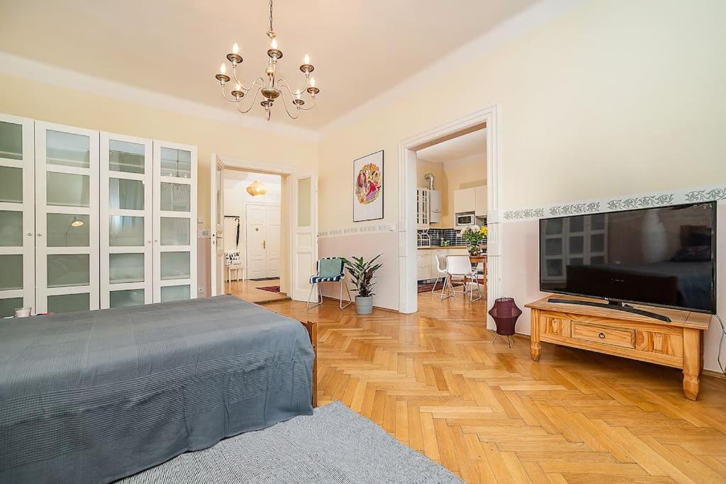Playful 2-Bedroom Apartment in the Center