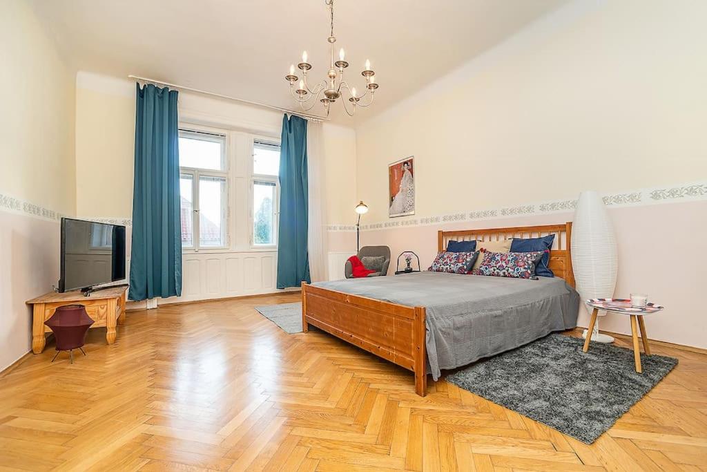 Playful 2-Bedroom Apartment in the Center